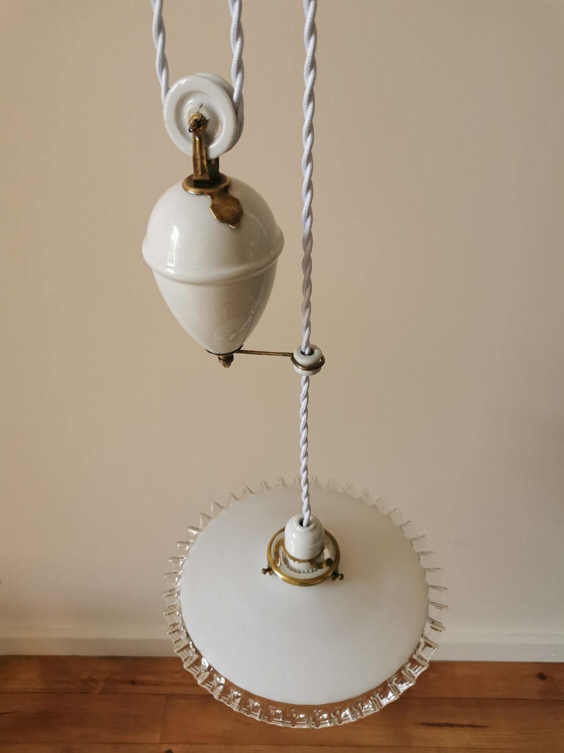 Opaline suspension with up and down