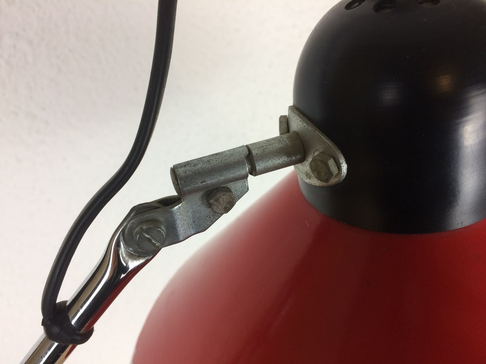 Lampe de bureau articulée Aluminor grand modèle, rouge