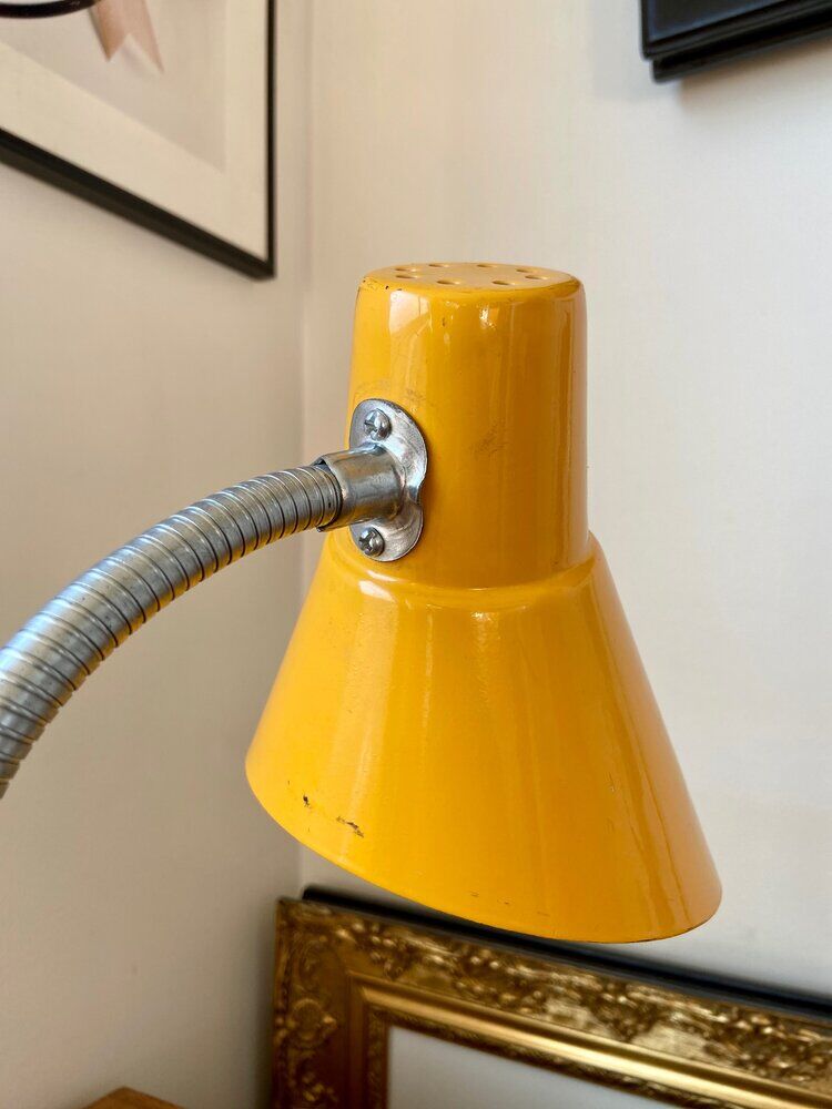 Articulated desk lamp