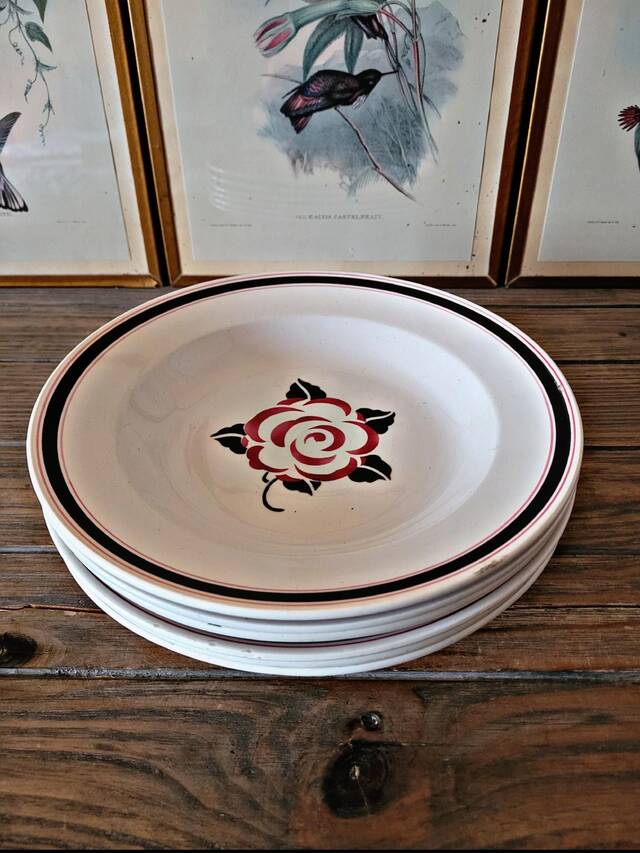 Deep plates Sarreguemines Noyon, black burgundy colour.