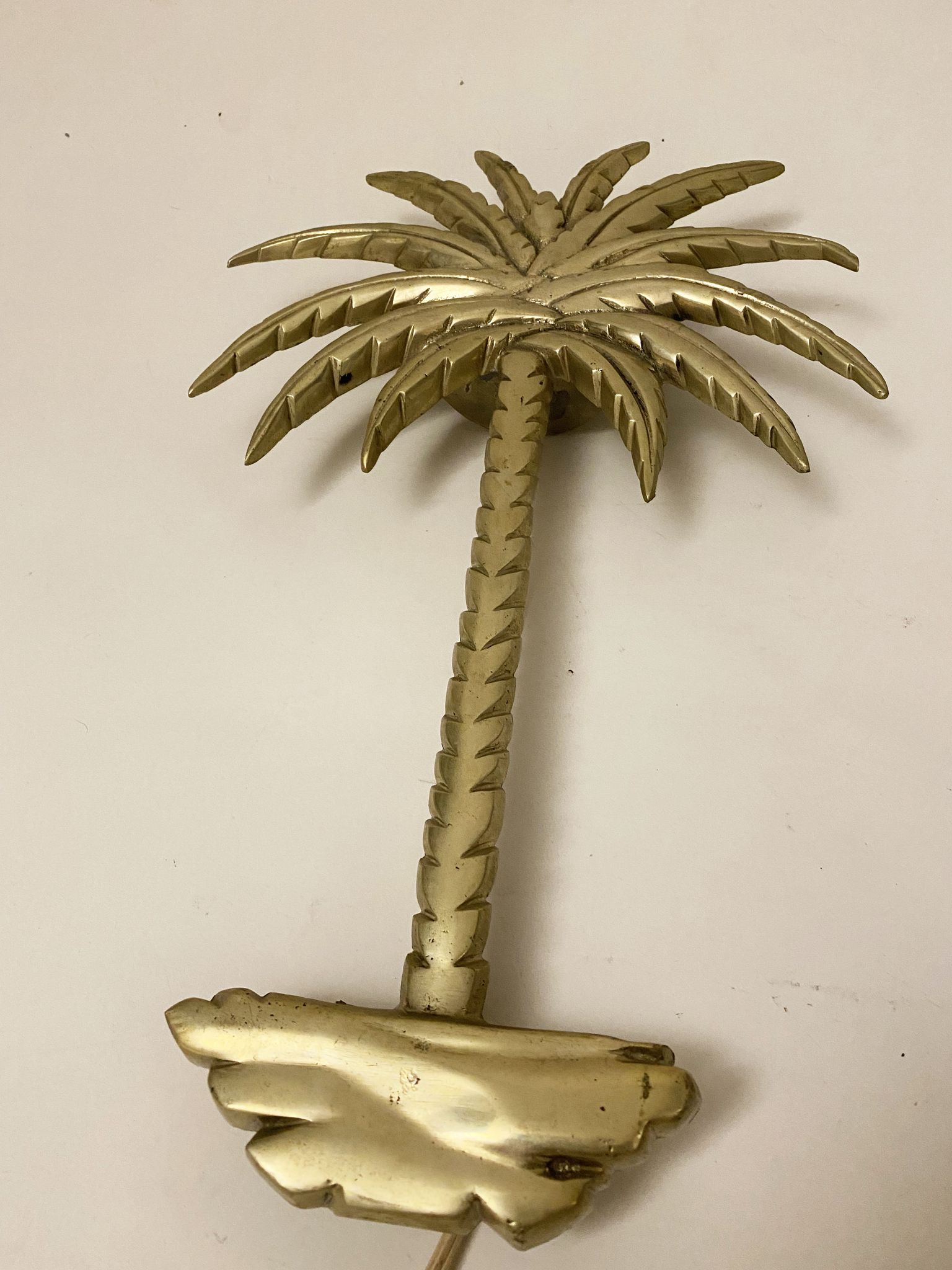 Hollywood Regency wall lamp in palm shape, in gold alloy brass type, from the 60s 70s.