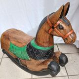 Cheval à bascule en bois sculpté, peint à la main