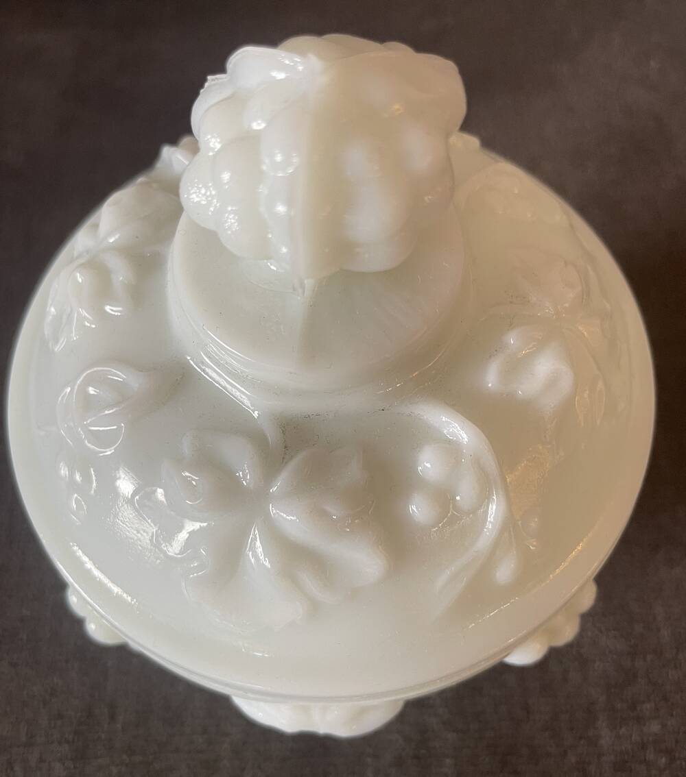 Bonbonnière or sugar bowl in white opaline portieux table art.