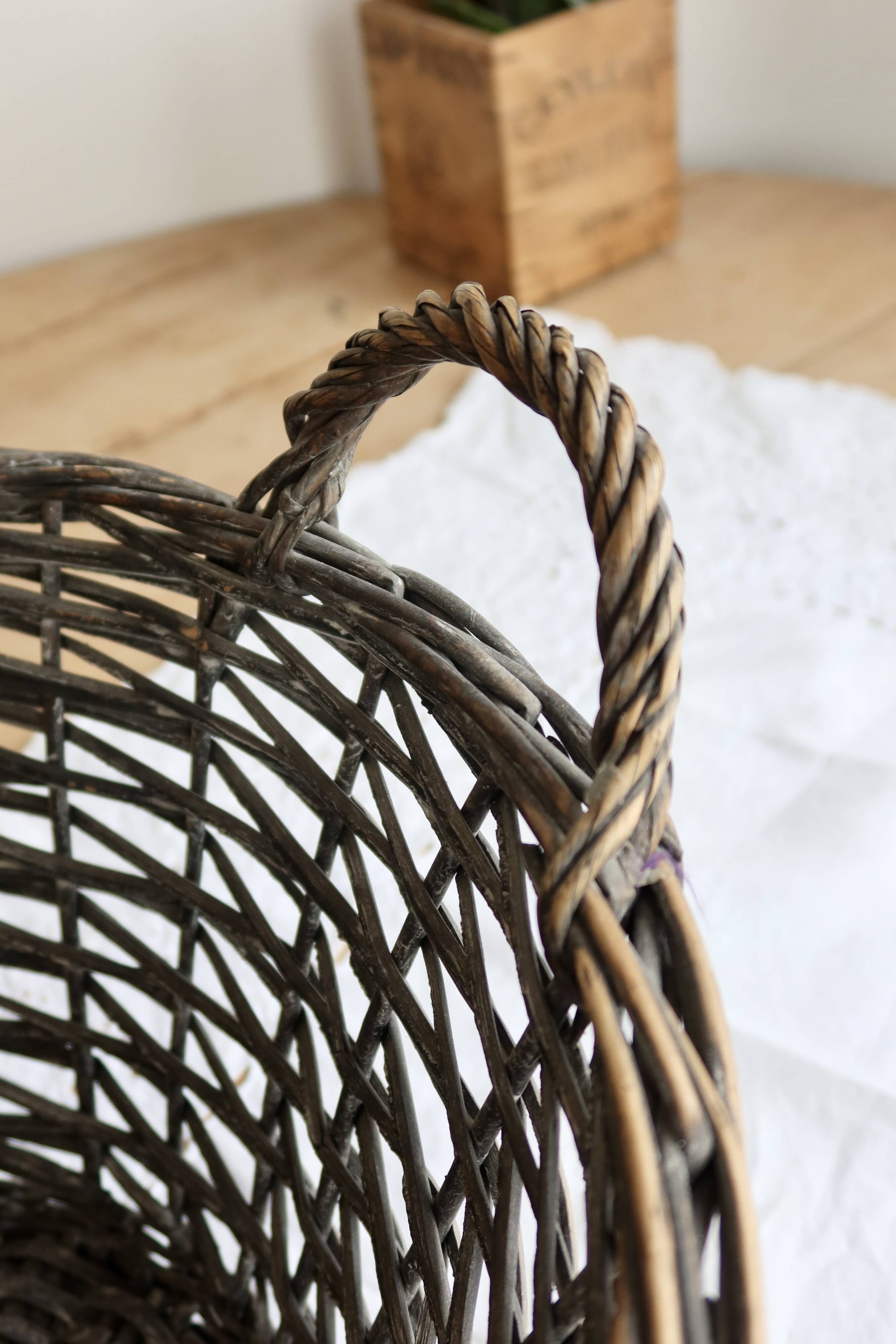 Grand panier vintage en osier tressé à doubles anses
