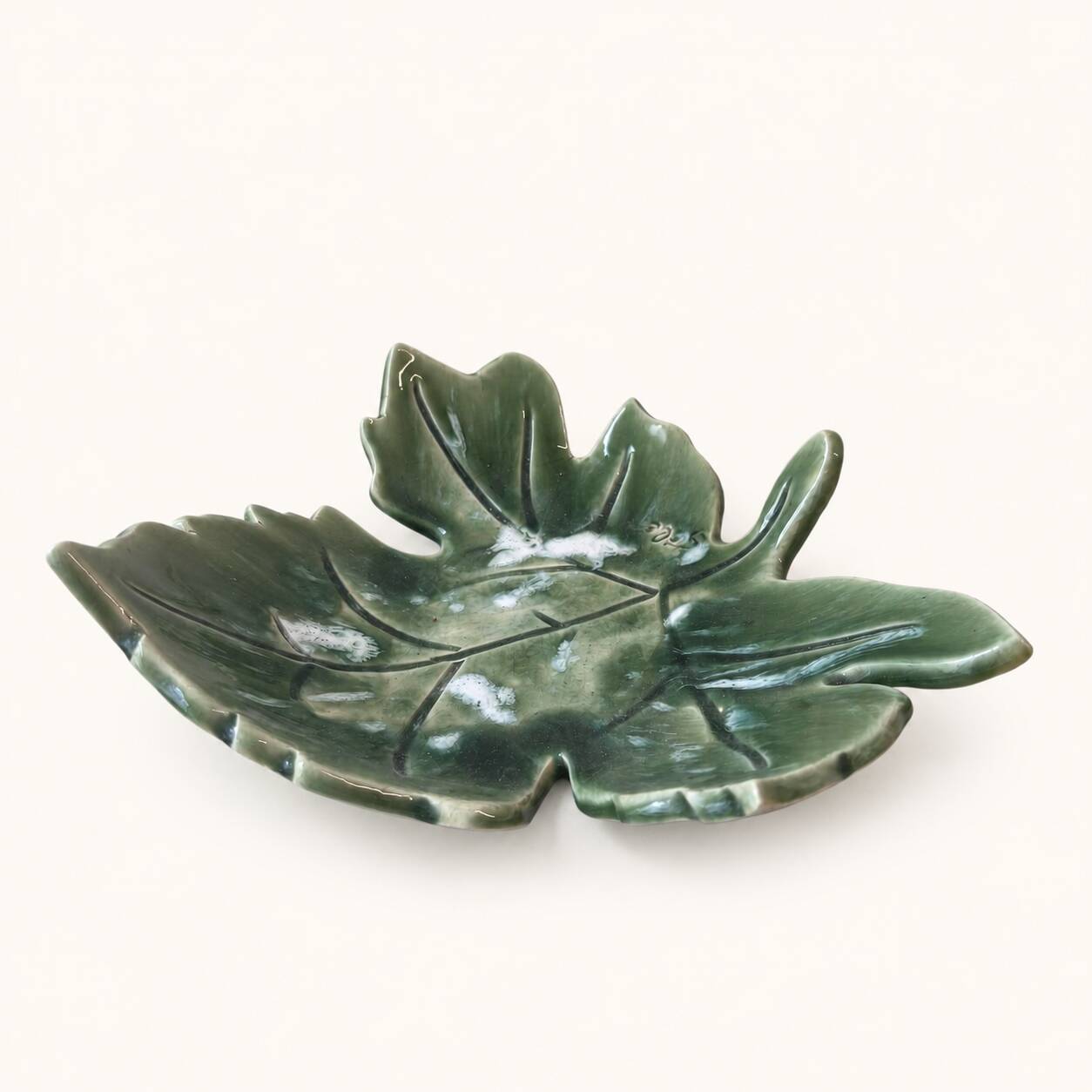 Plat feuille en céramique de Vallauris années 60