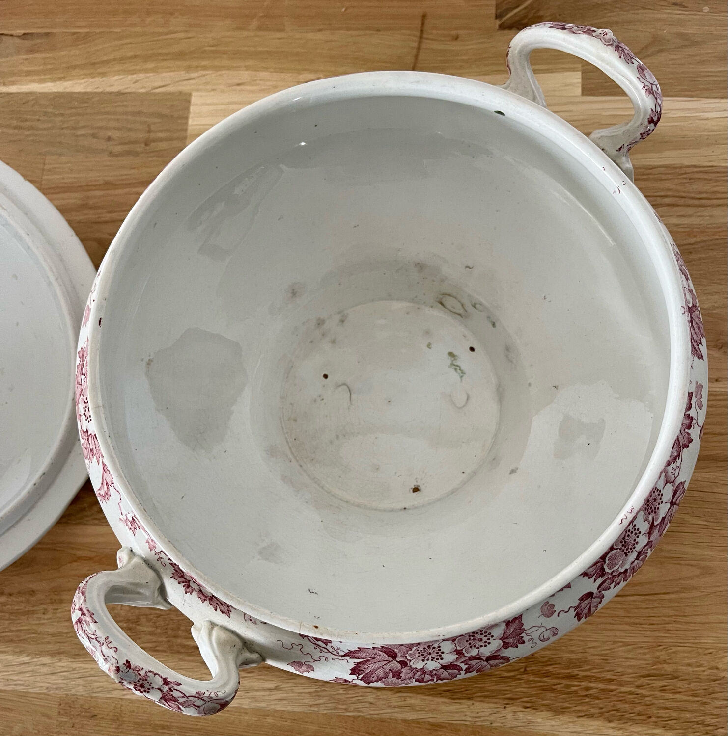 Saint-Amand tureen and Iron earth hamper