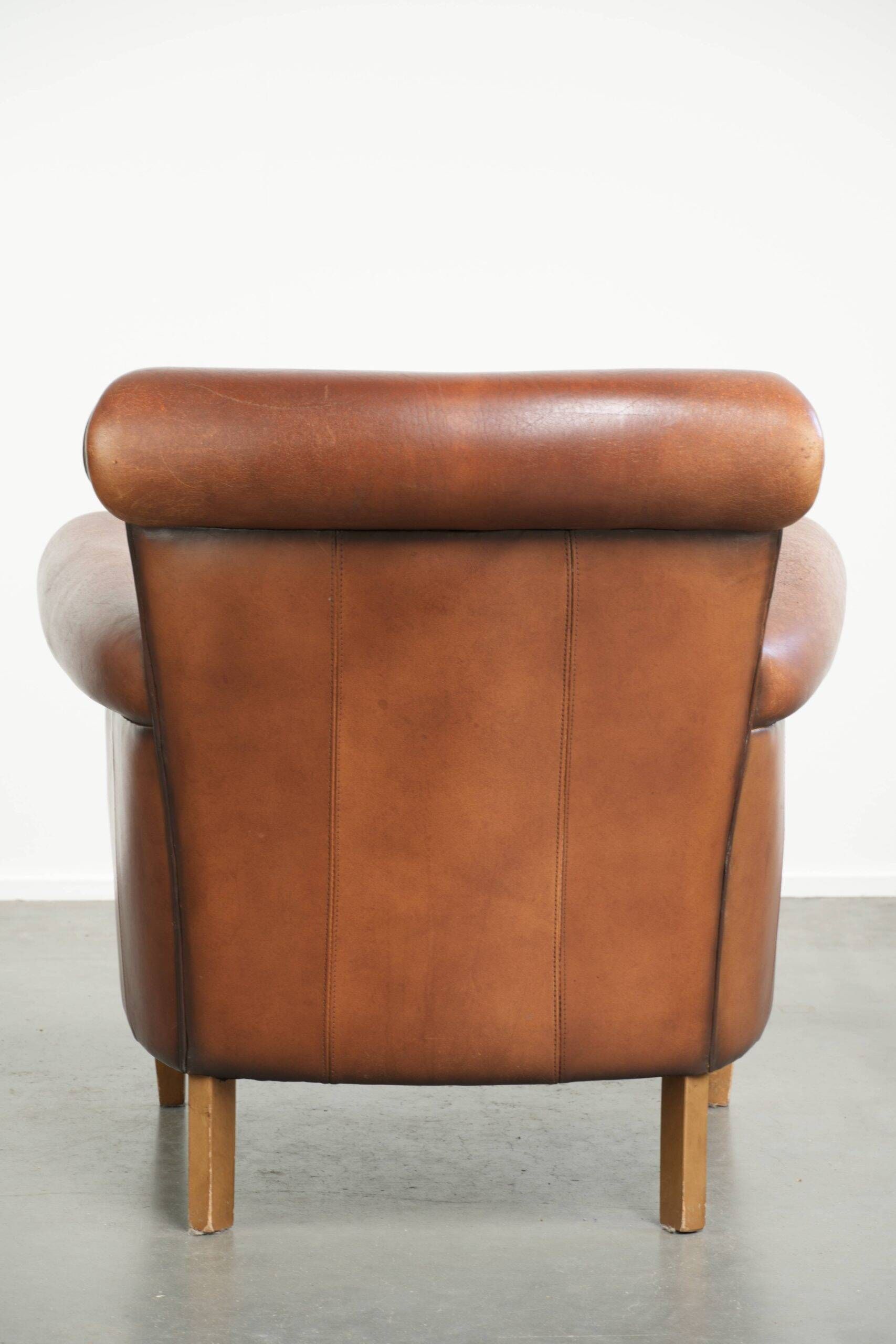 Timeless armchair made of sheepskin leather with a English look