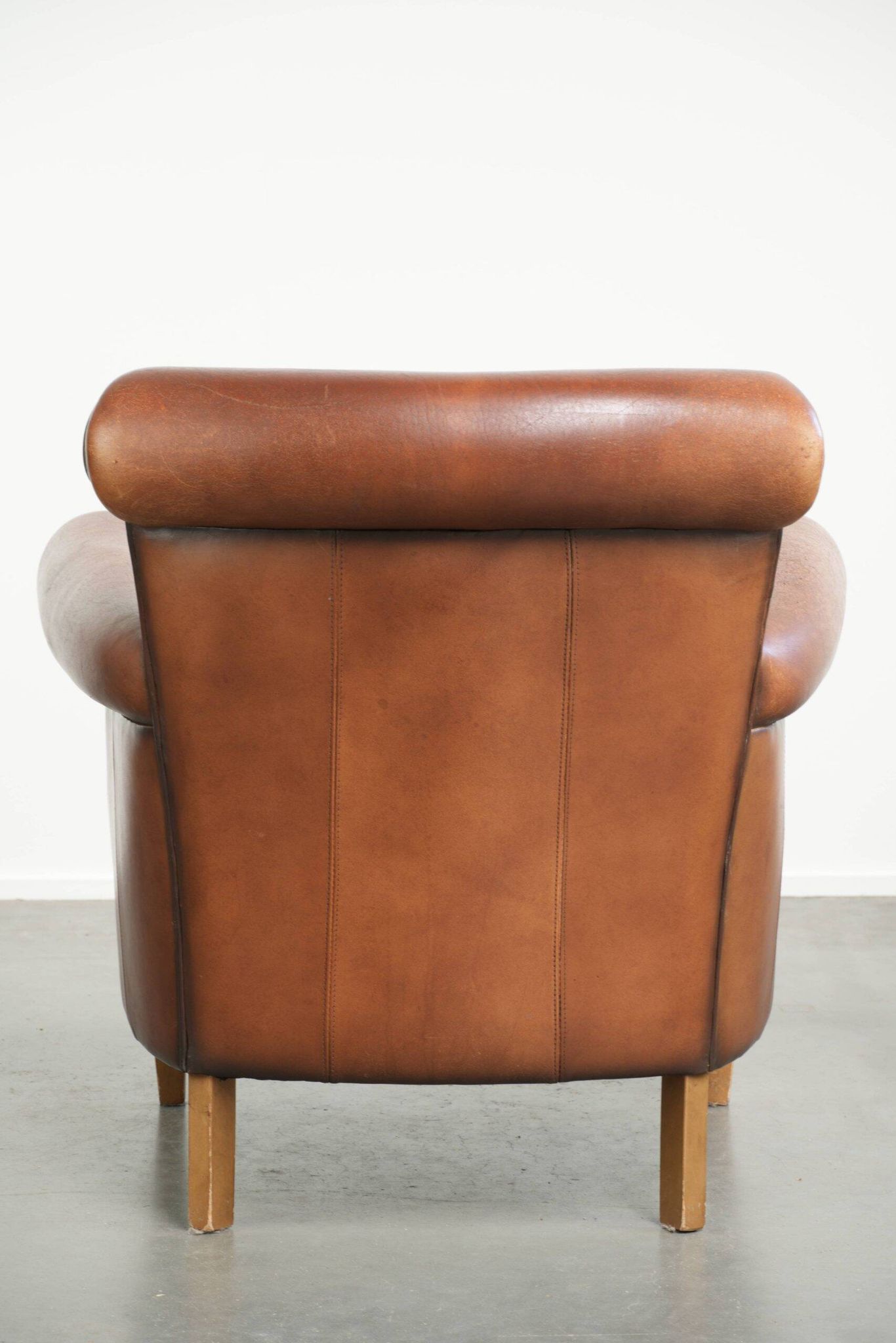 Timeless armchair made of sheepskin leather with a English look