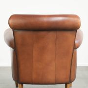 Timeless armchair made of sheepskin leather with a English look