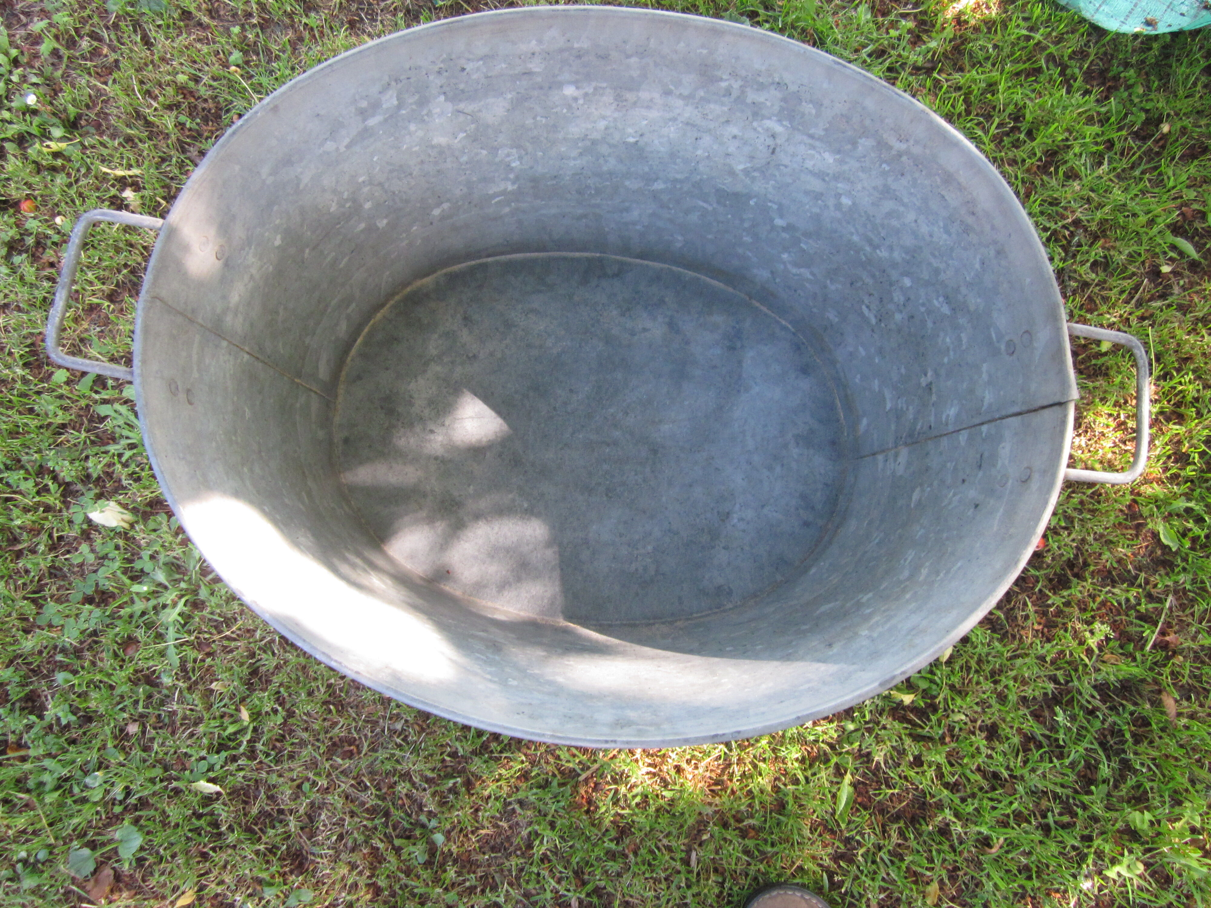 Oval zinc basin
