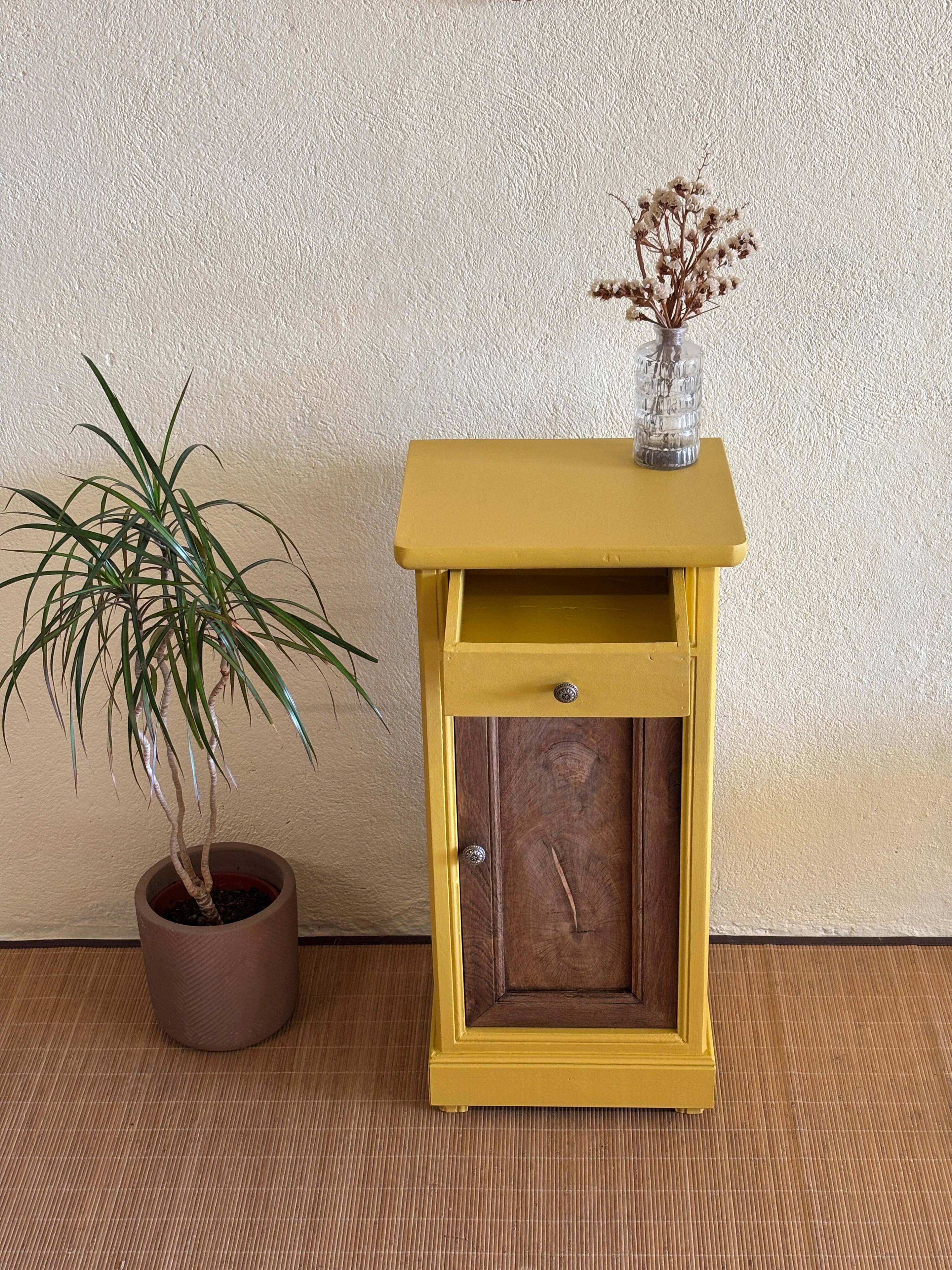 Petit meuble d'appoint ancien revisité – bois naturel et jaune moutarde