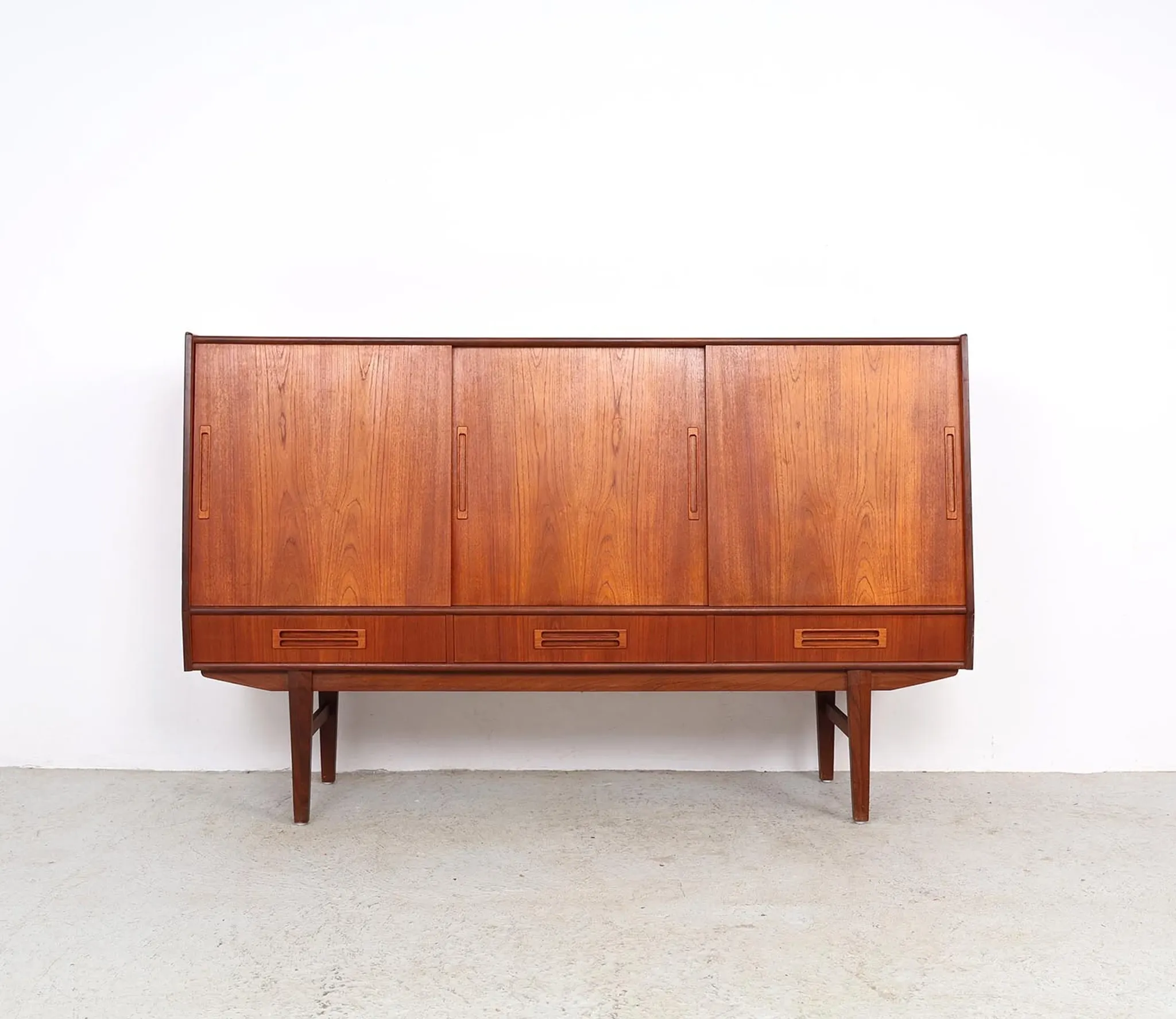 Buffet en teck de design danois avec section bar, années 1960.