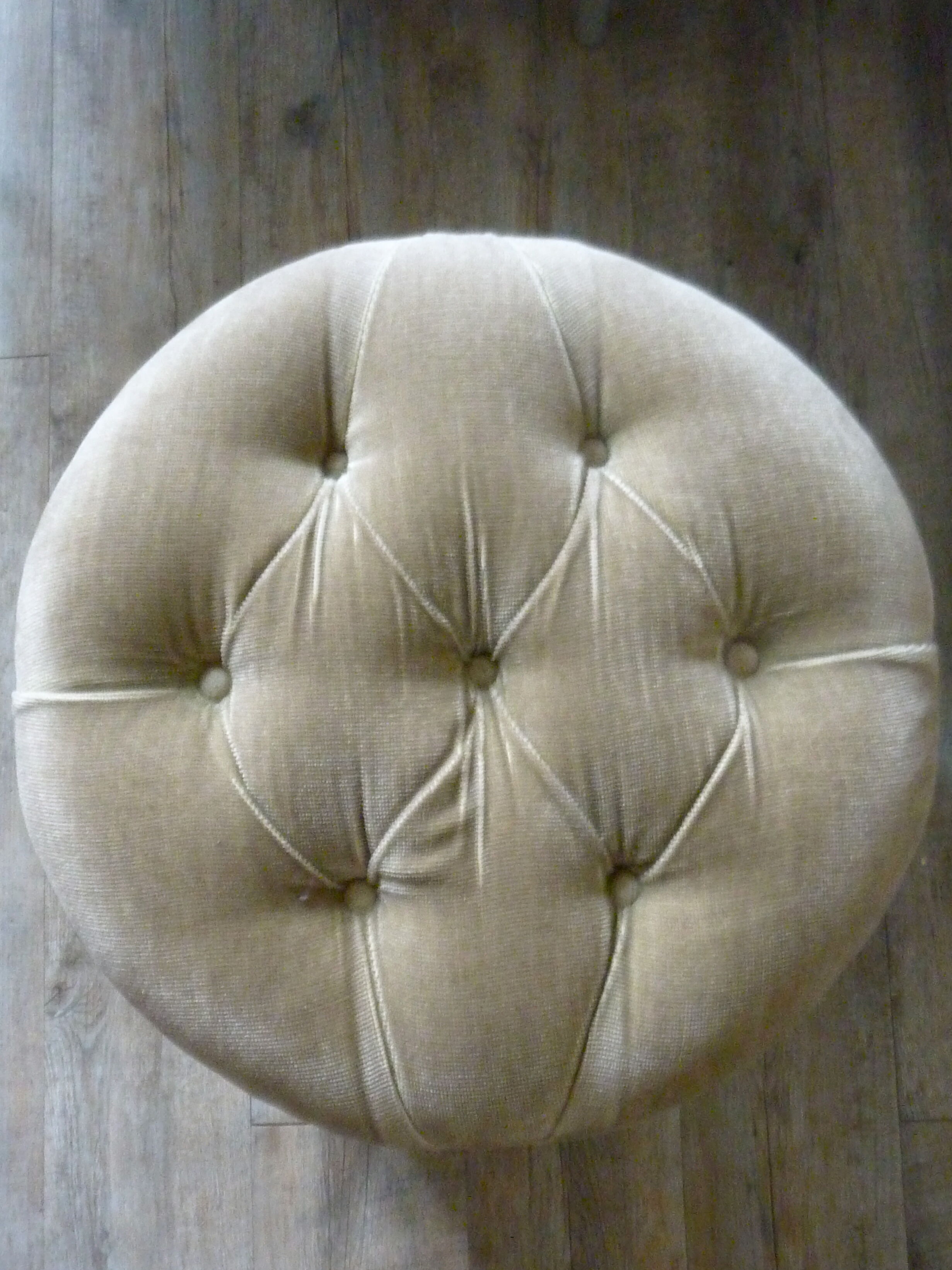 Ottoman in almond green padded velvet of the 1970s