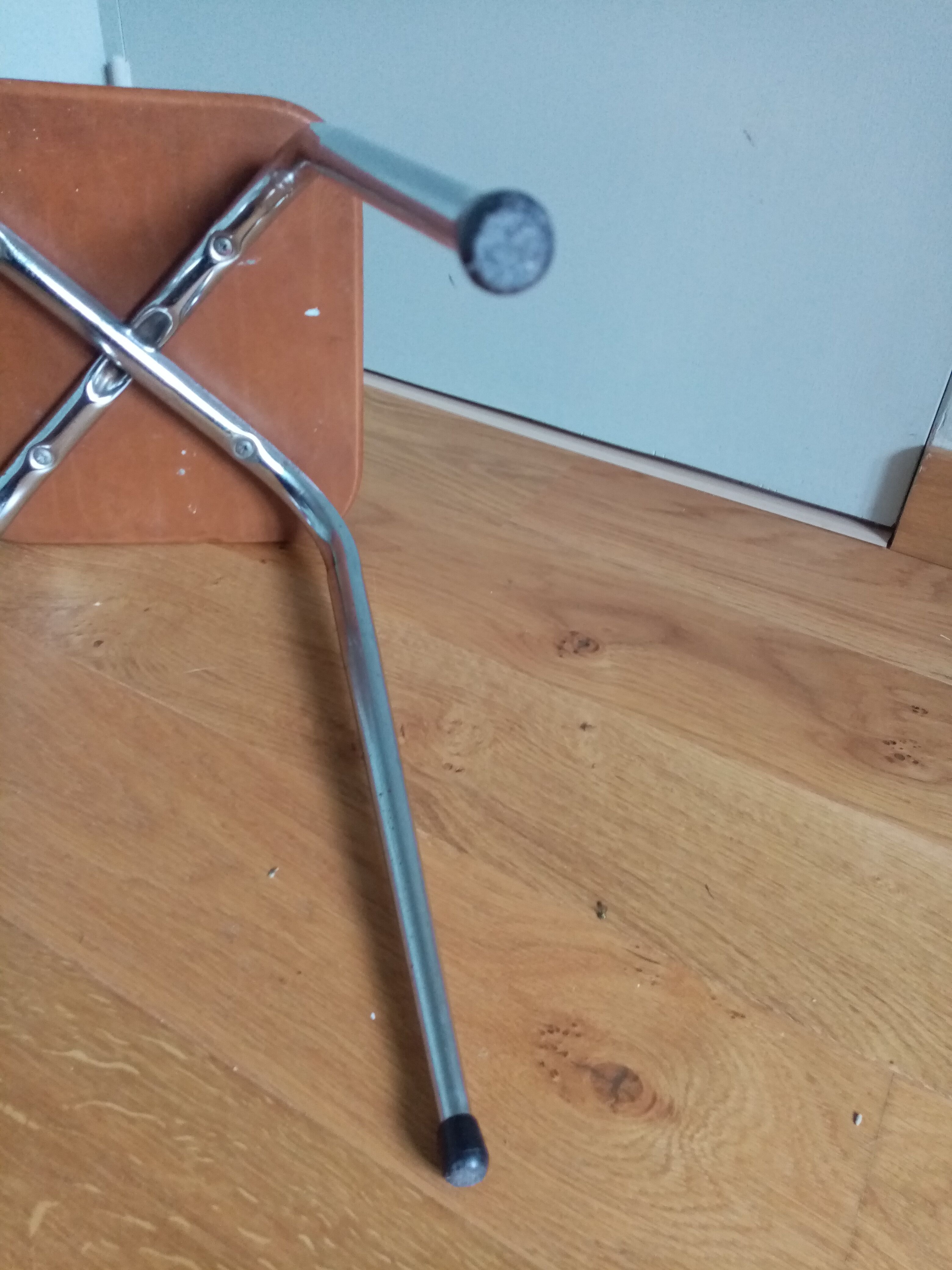 Caramel skaï stool and tapered feet in chrome metal