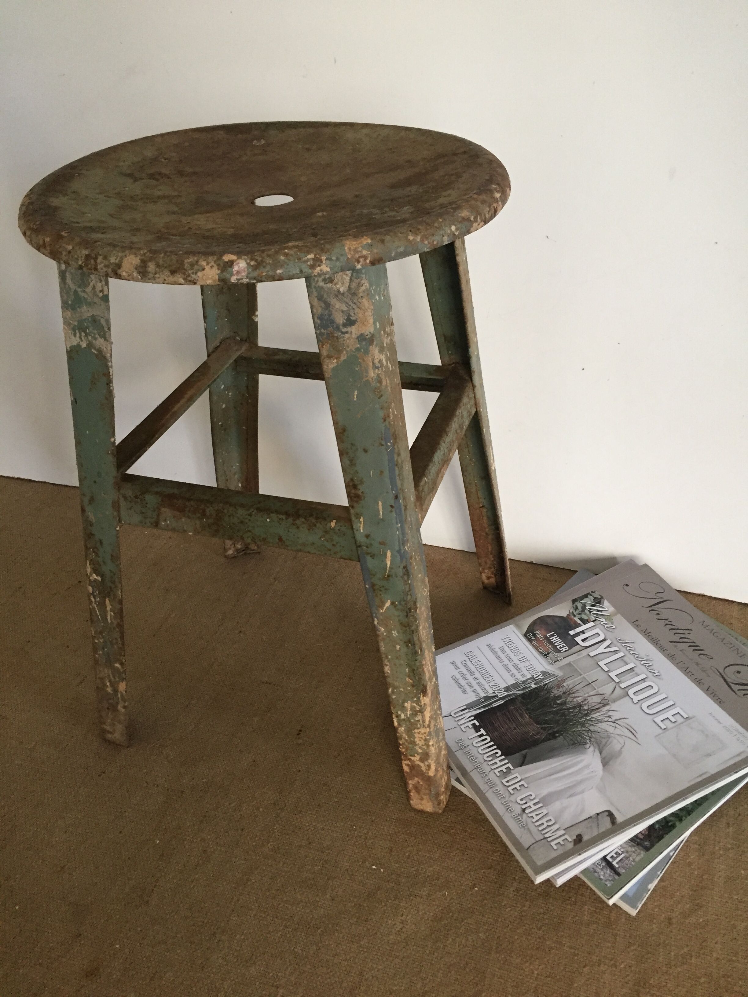 Tabouret d'atelier esprit wabi-sabi