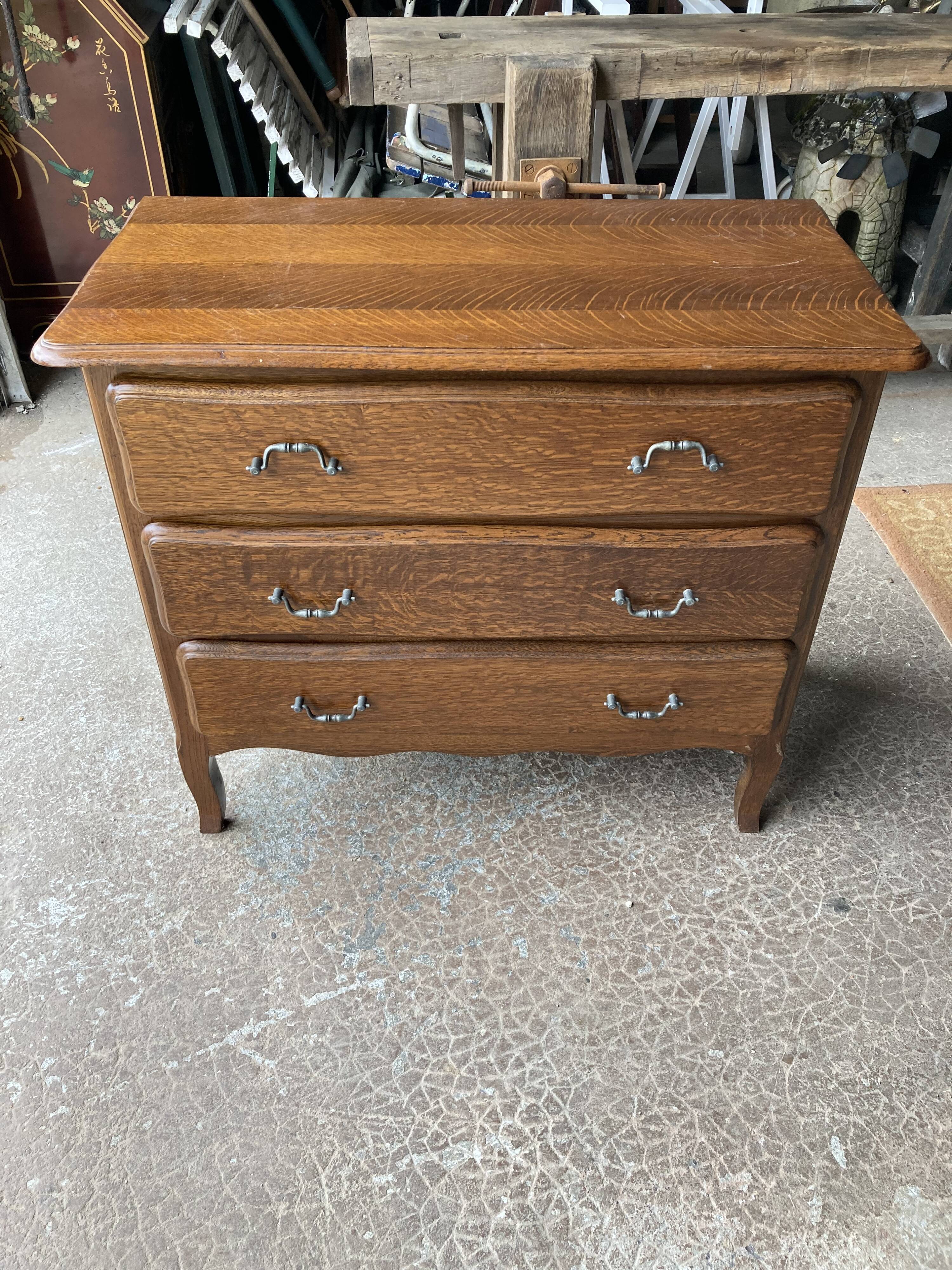 Neoclassical chest of drawers