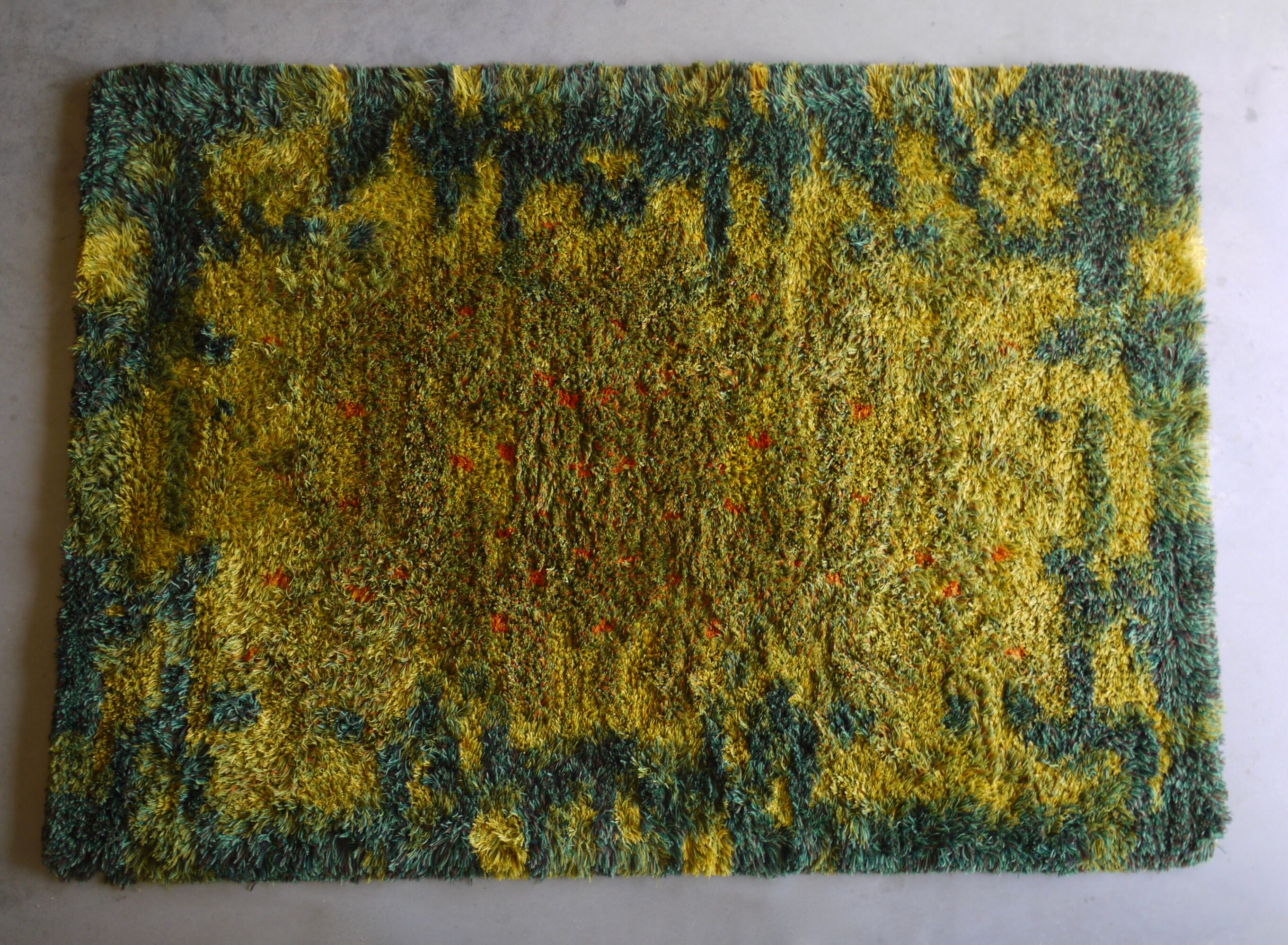 Tapis scandinave abstrait à poils hauts années 1960