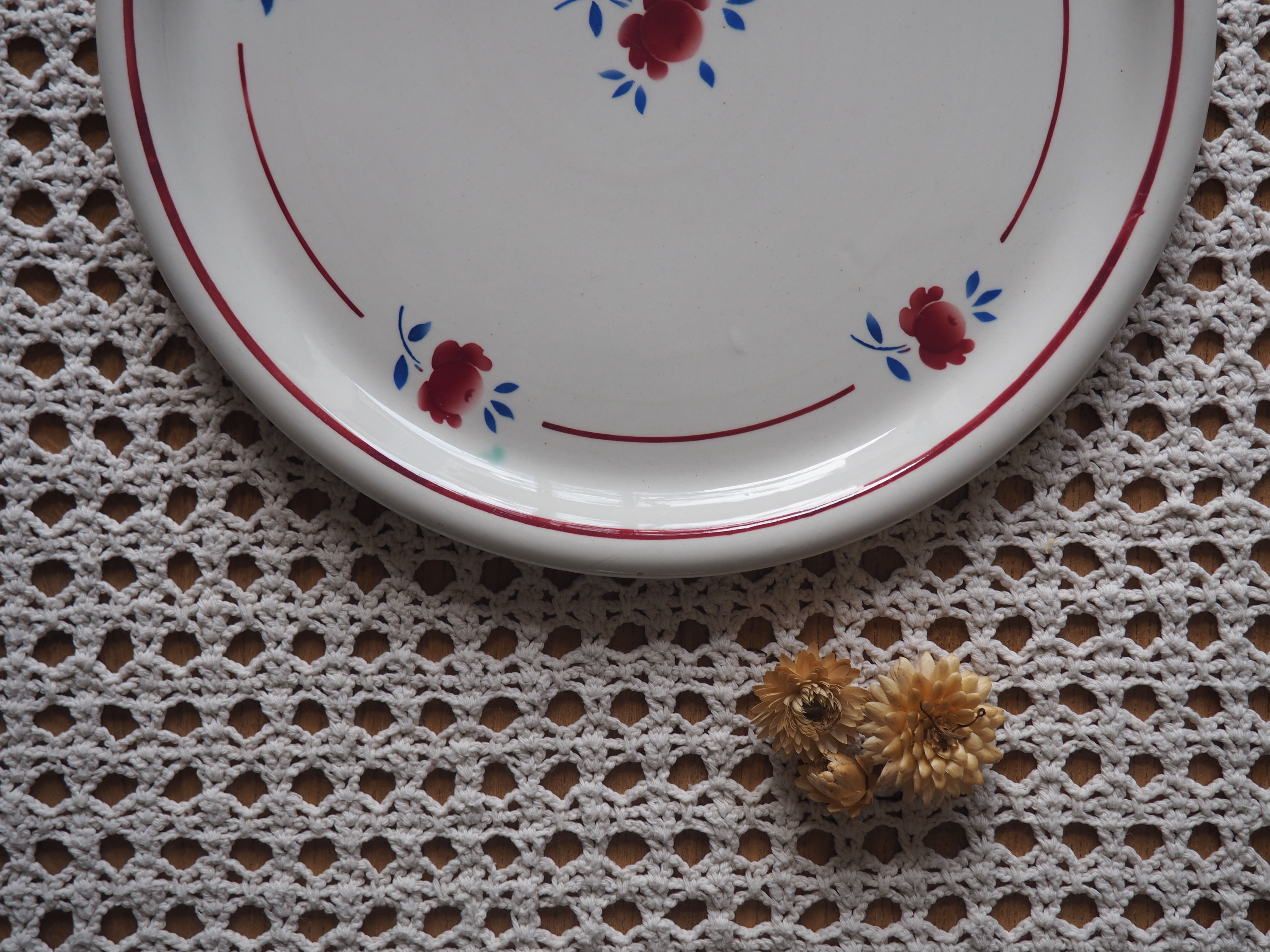 Set of 12 dessert plates and his dish to pie