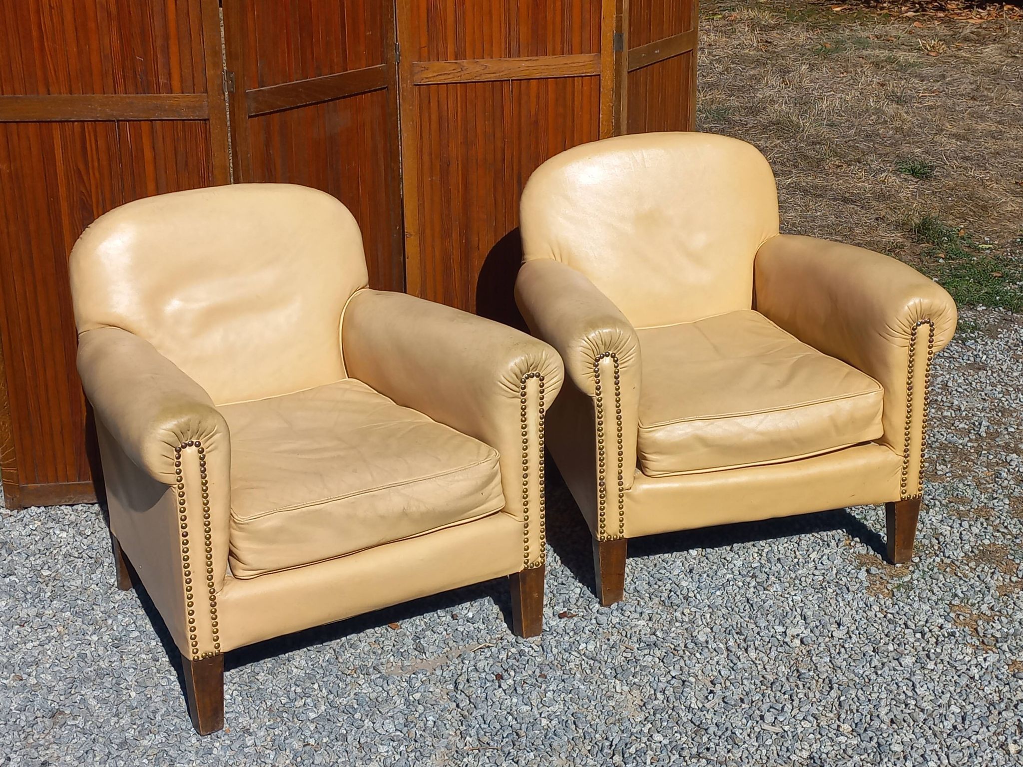 Pair of 1930s club armchairs in ivory leather.