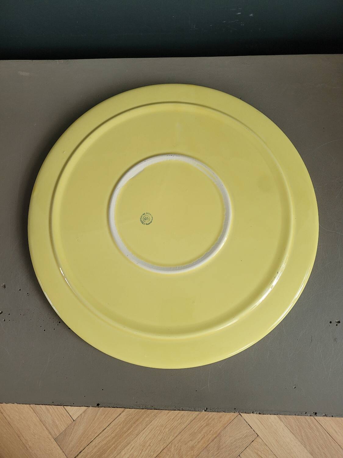 Grand plat en porcelaine jaune estampillé fg val d'or