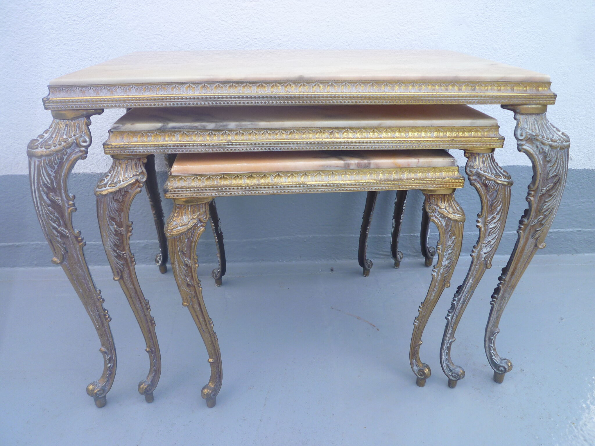 3 pull-out tables in brass and marble