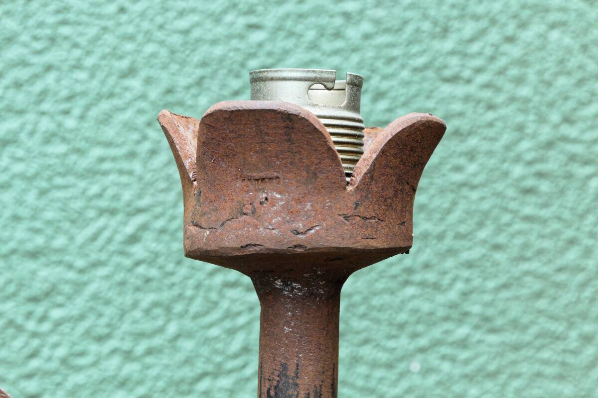 Brutalist metal lamp base, flowers