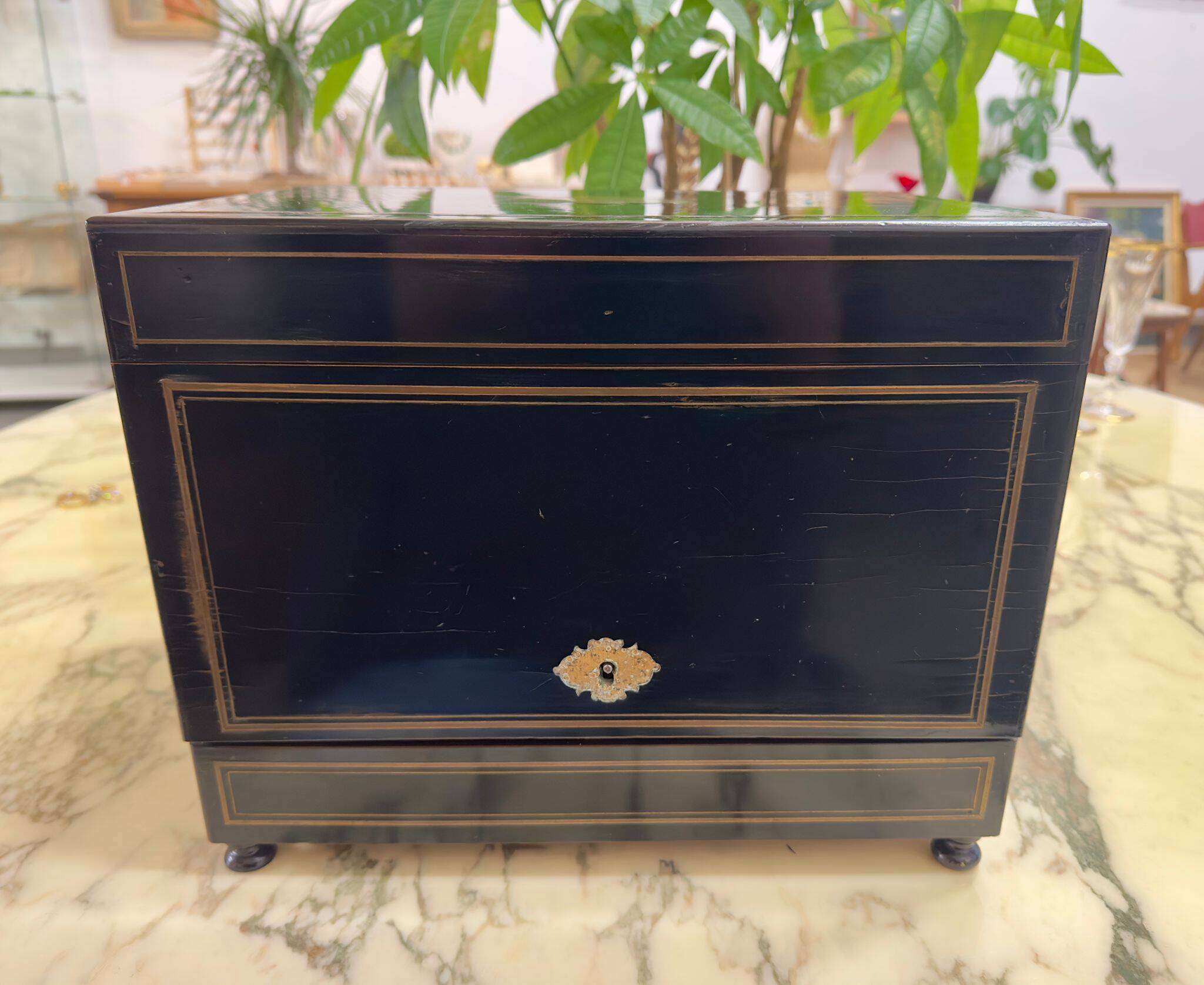 Antique liqueur set – Napoleon III style – 4 decanters + 15 glasses