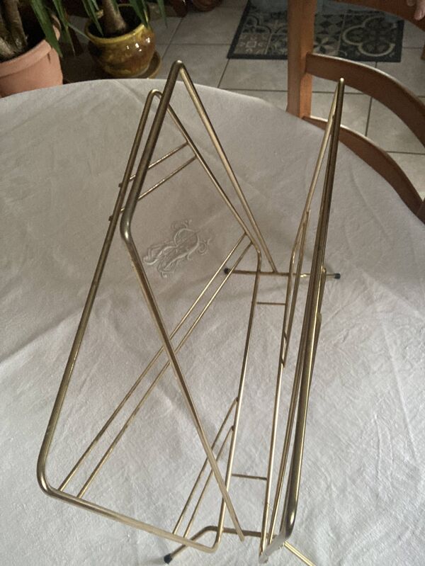 Porte-revues / porte-magazines vintage en métal doré
