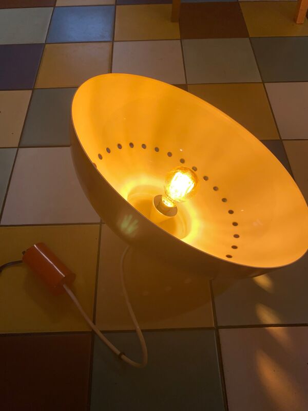 Lustre en métal laqué rouge