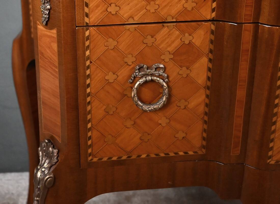 Commode sauteuse en marqueterie, style Transition Louis XV - Louis XVI – milieu XXe