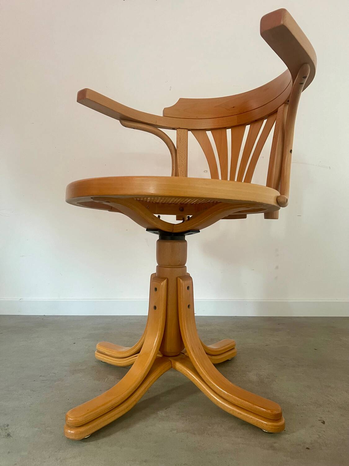 Old “American” office armchair in blond oak wood, curved cannage design, 60s vintage