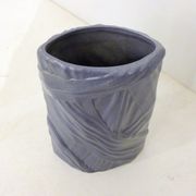 Vase mauve, rubans drapés en relief