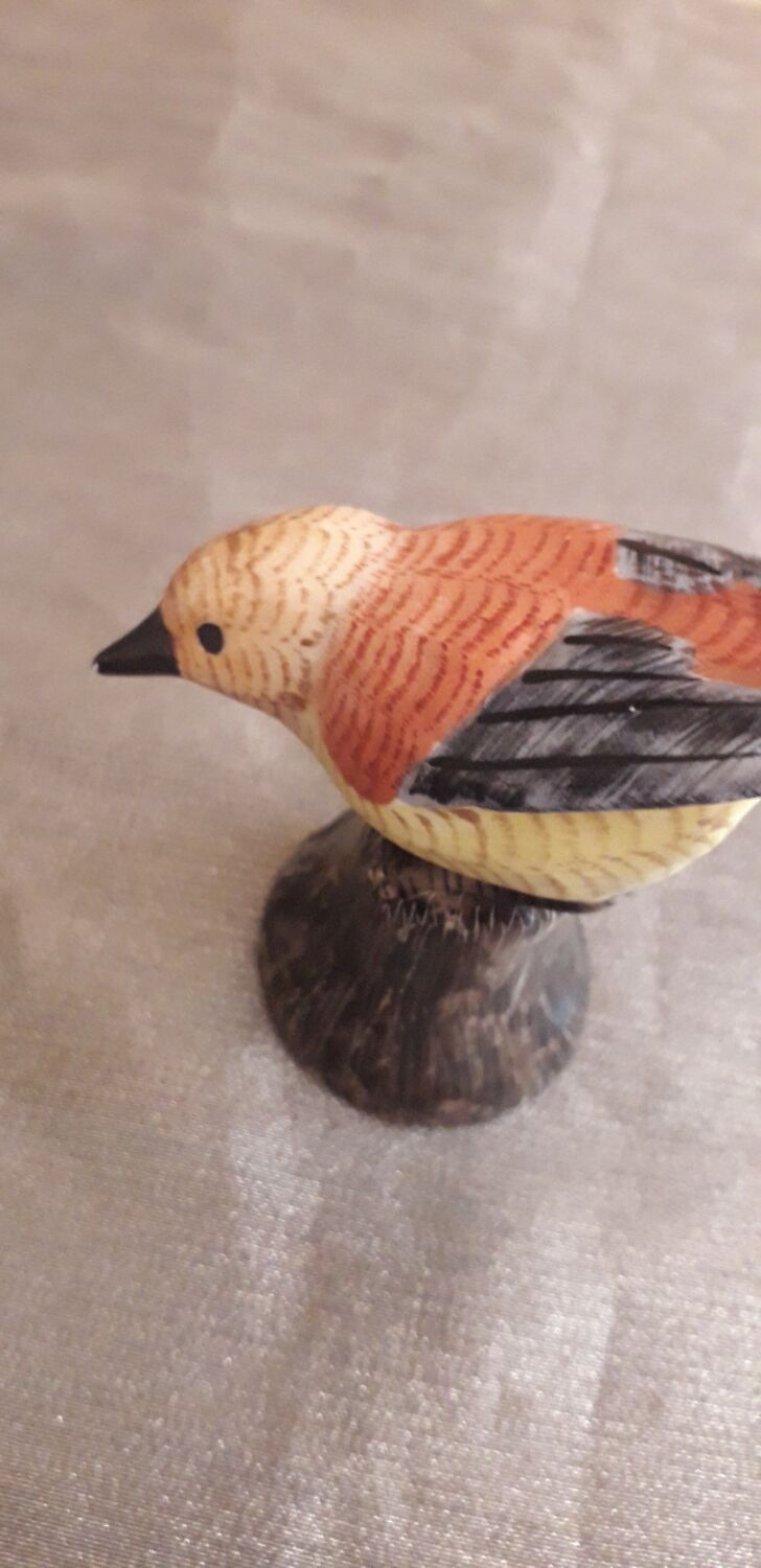 Collector's bird in painted porcelain