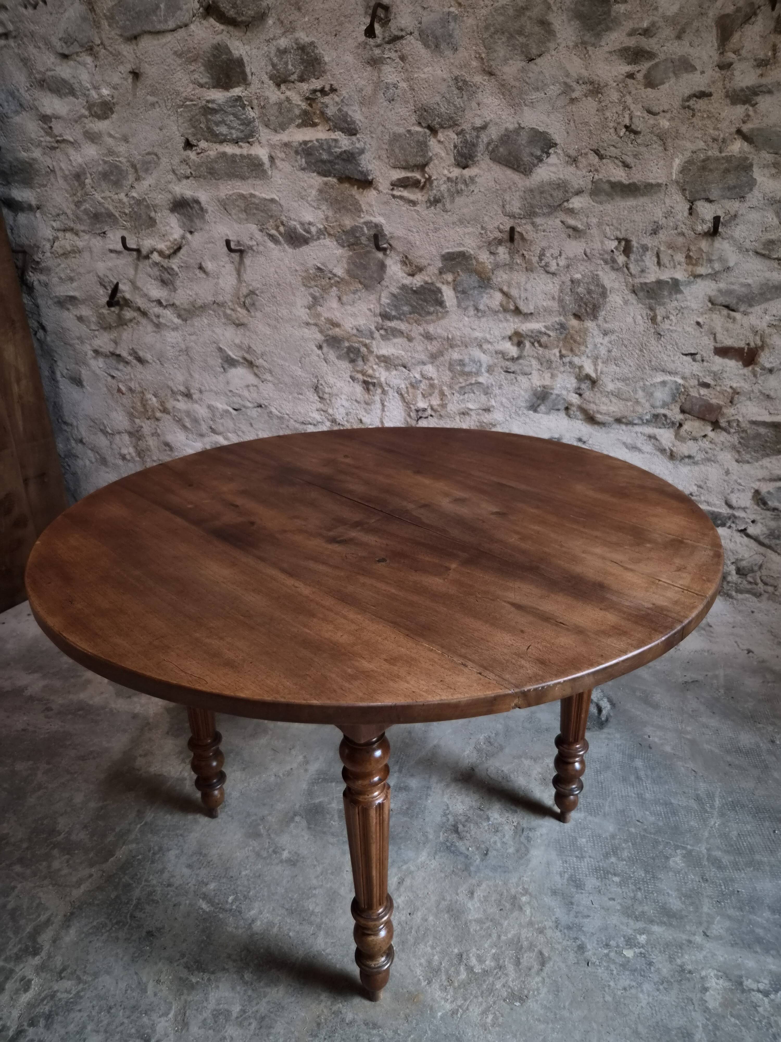 French antique round dining table in walnut, circa 1880–1900.
