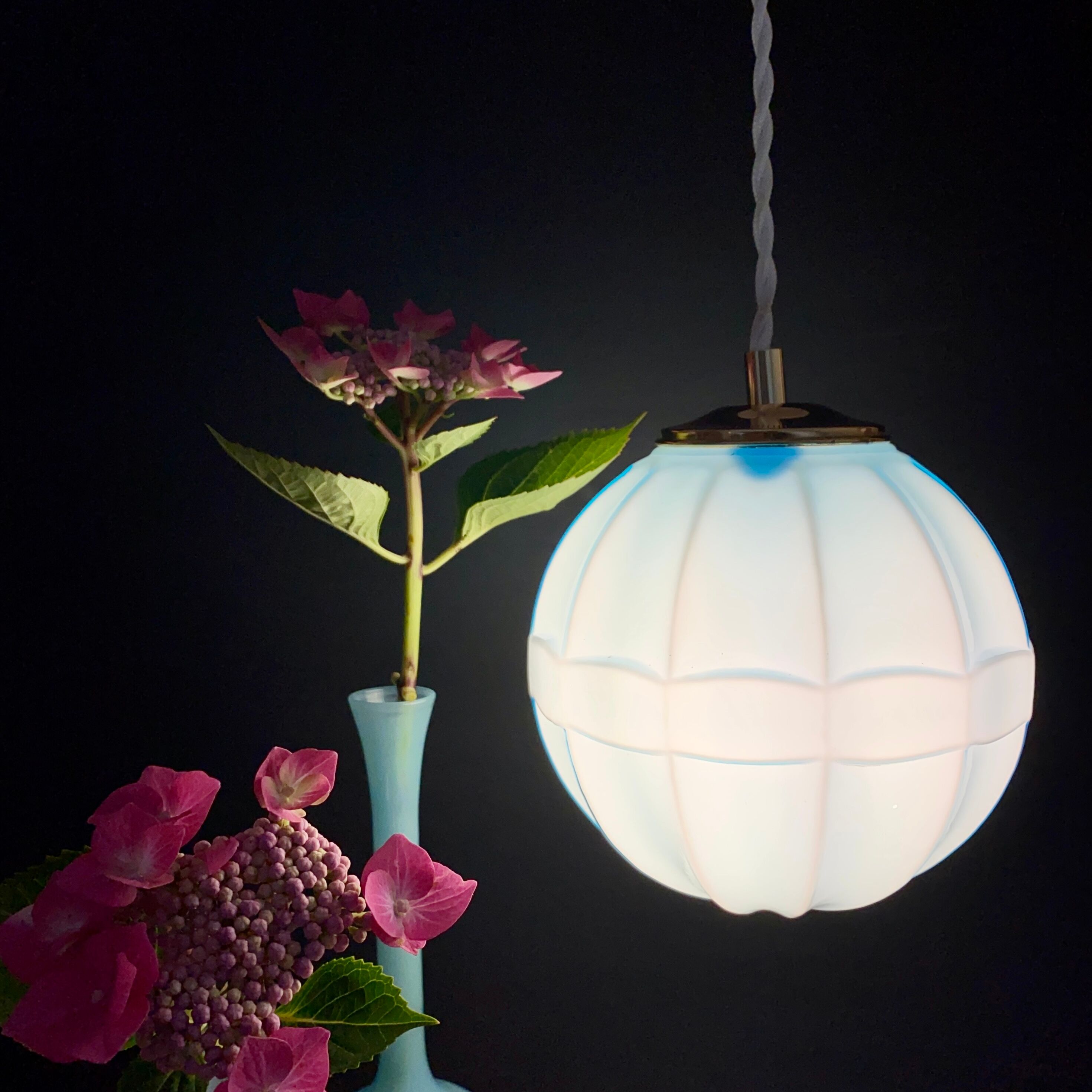 Suspension globe vintage en opaline bleue