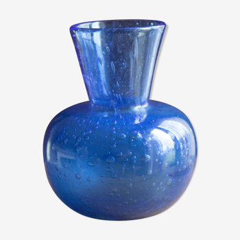 Vase bleu bullé en verre soufflé