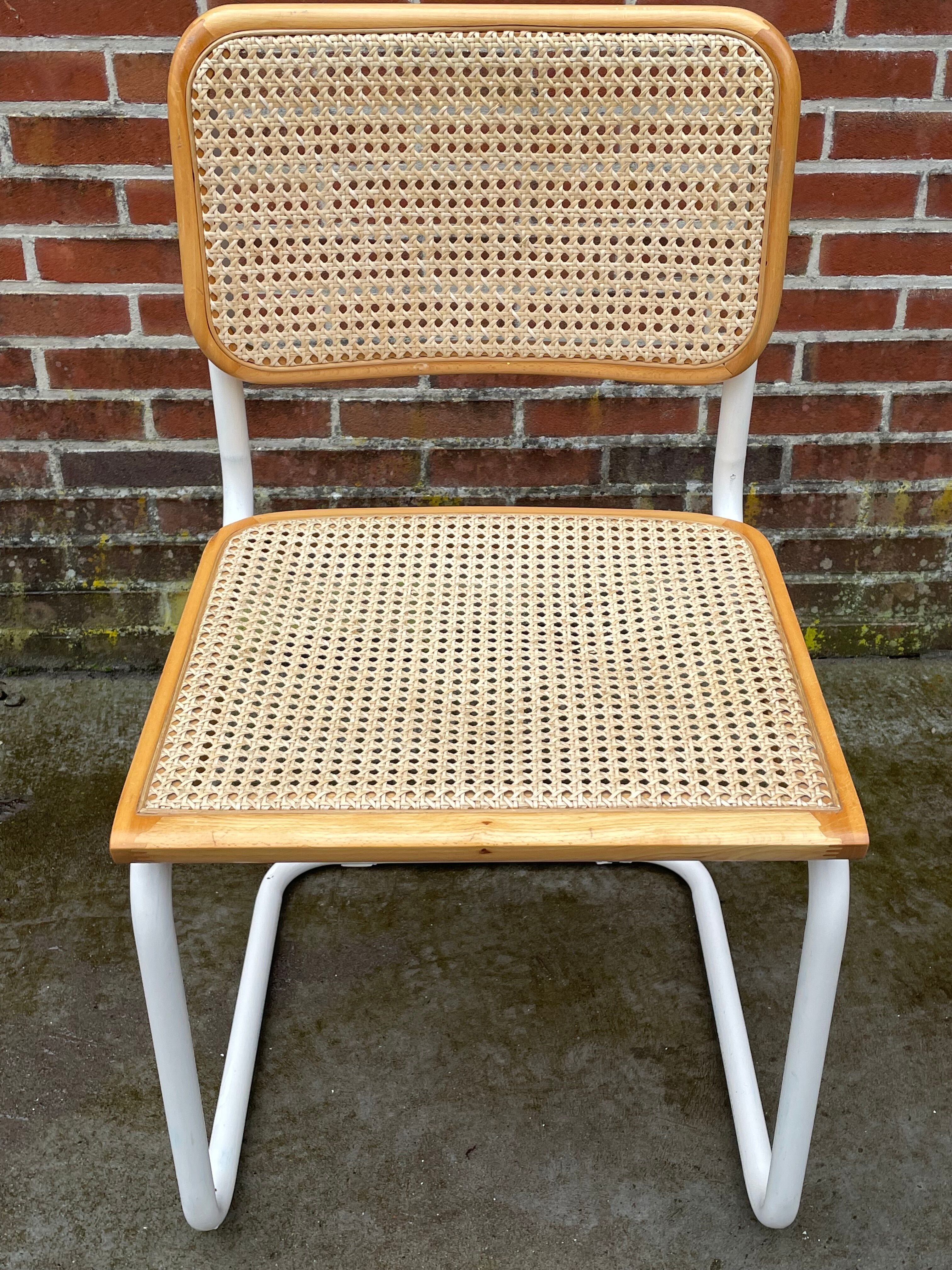 Chaise Cesca modèle b32 en blanc et bois par Marcel Breuer