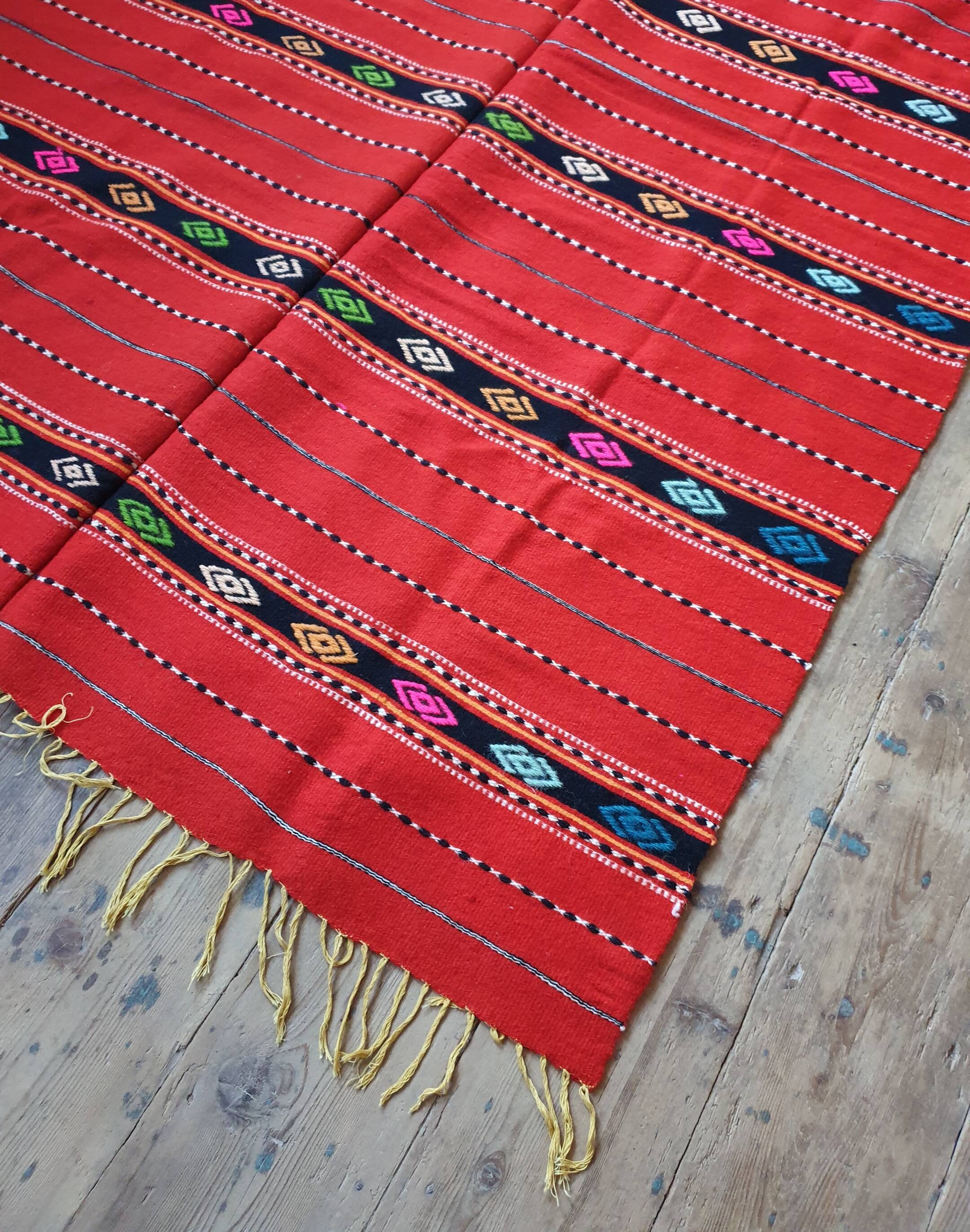 Tapis de laine rustique rouge traditionnel au design stylisé et rayures, authentique tissé à la main en Roumanie 225x145 cm
