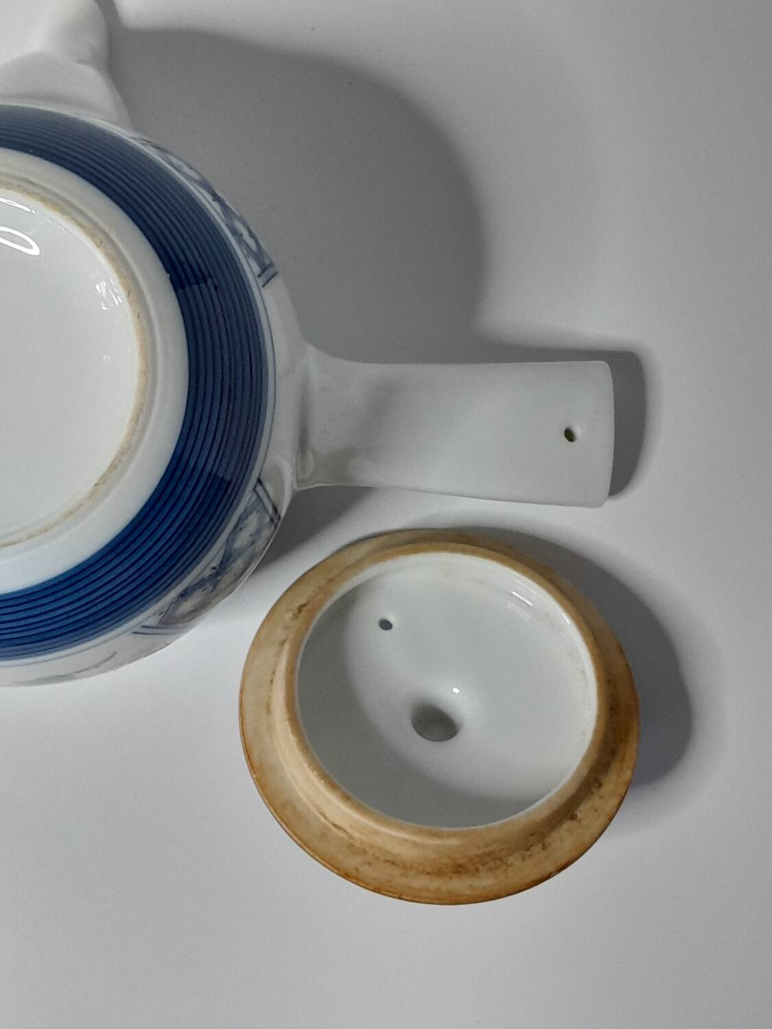 Japanese Kyūsu teapot in Arita porcelain, Imari floral decoration.