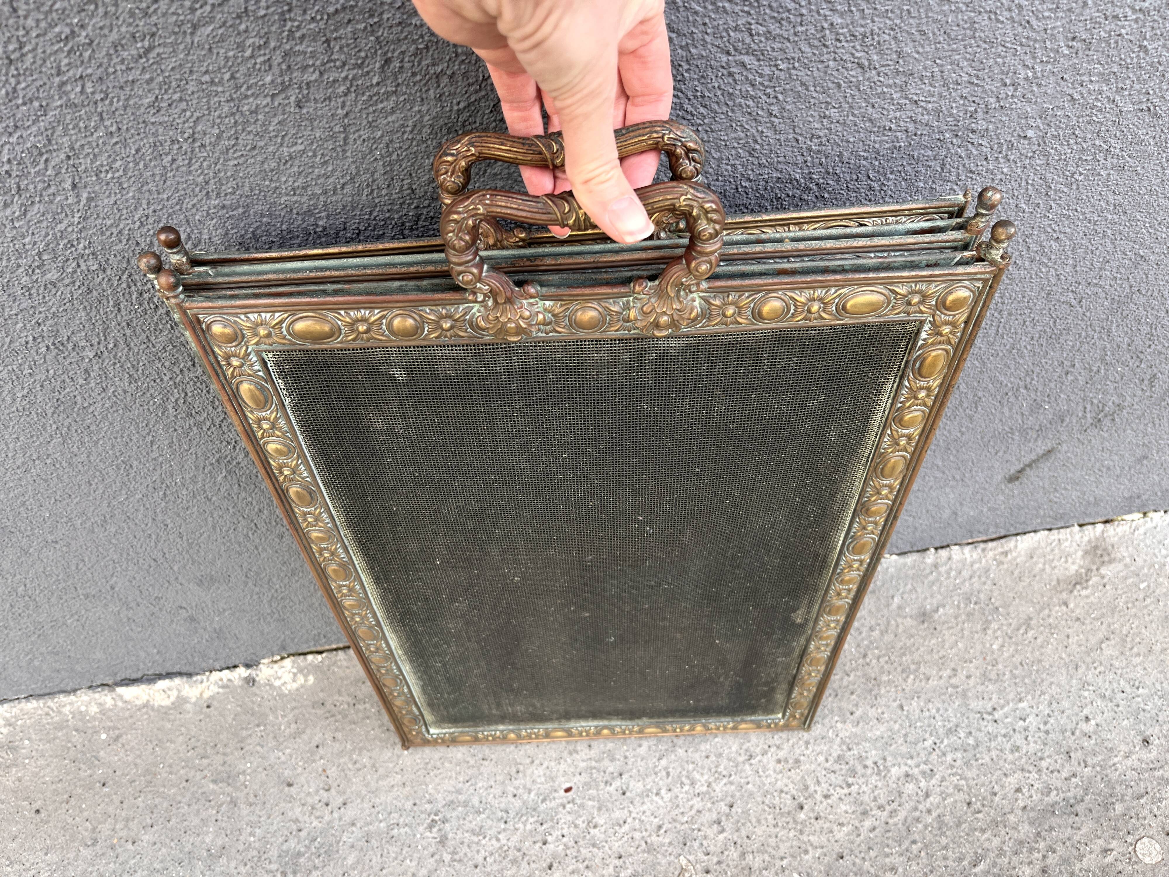Antique fireplace screen in copper and brass from the 19th century.