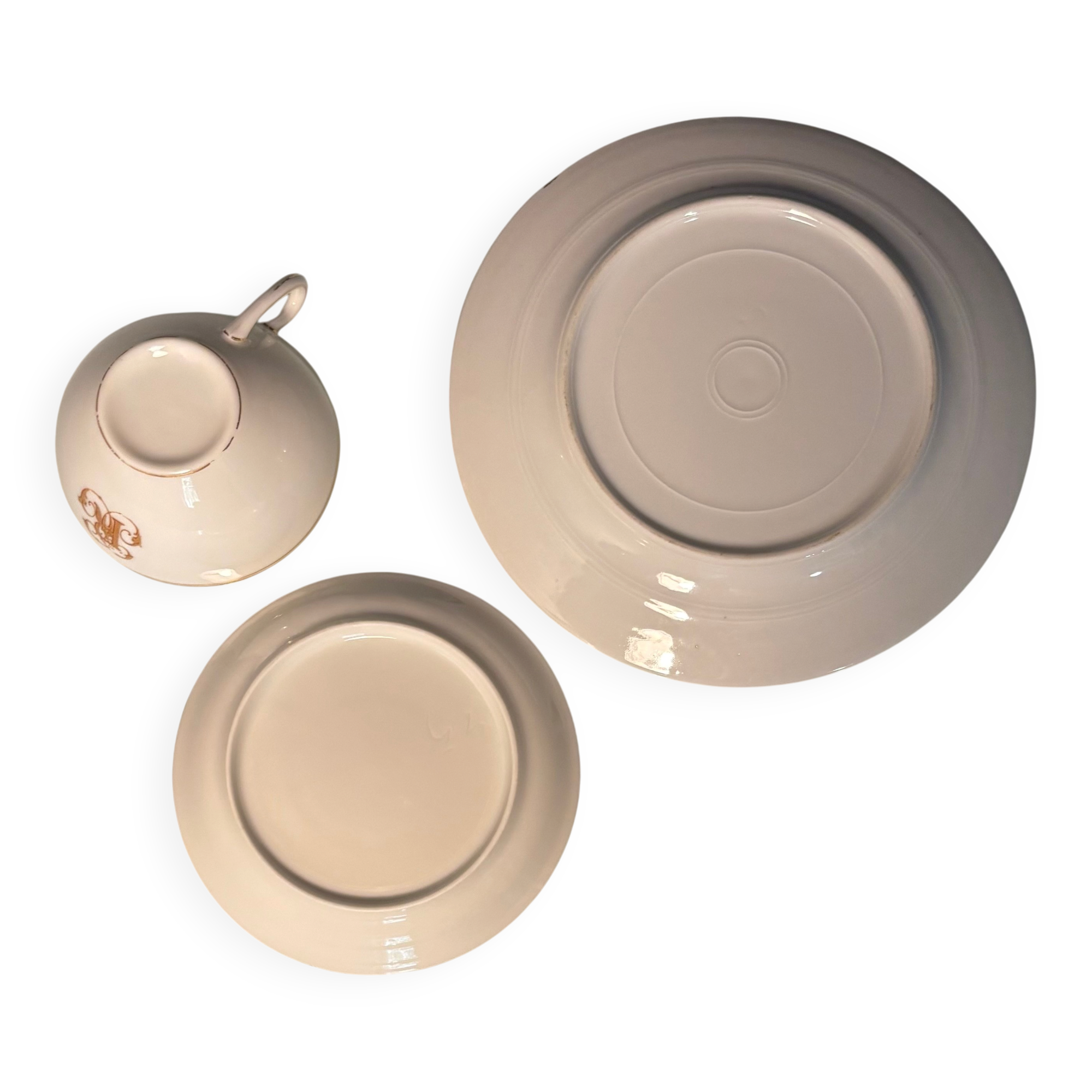 Service à thé en porcelaine (Limoges) 35 pieces monogrammè à liseré doré