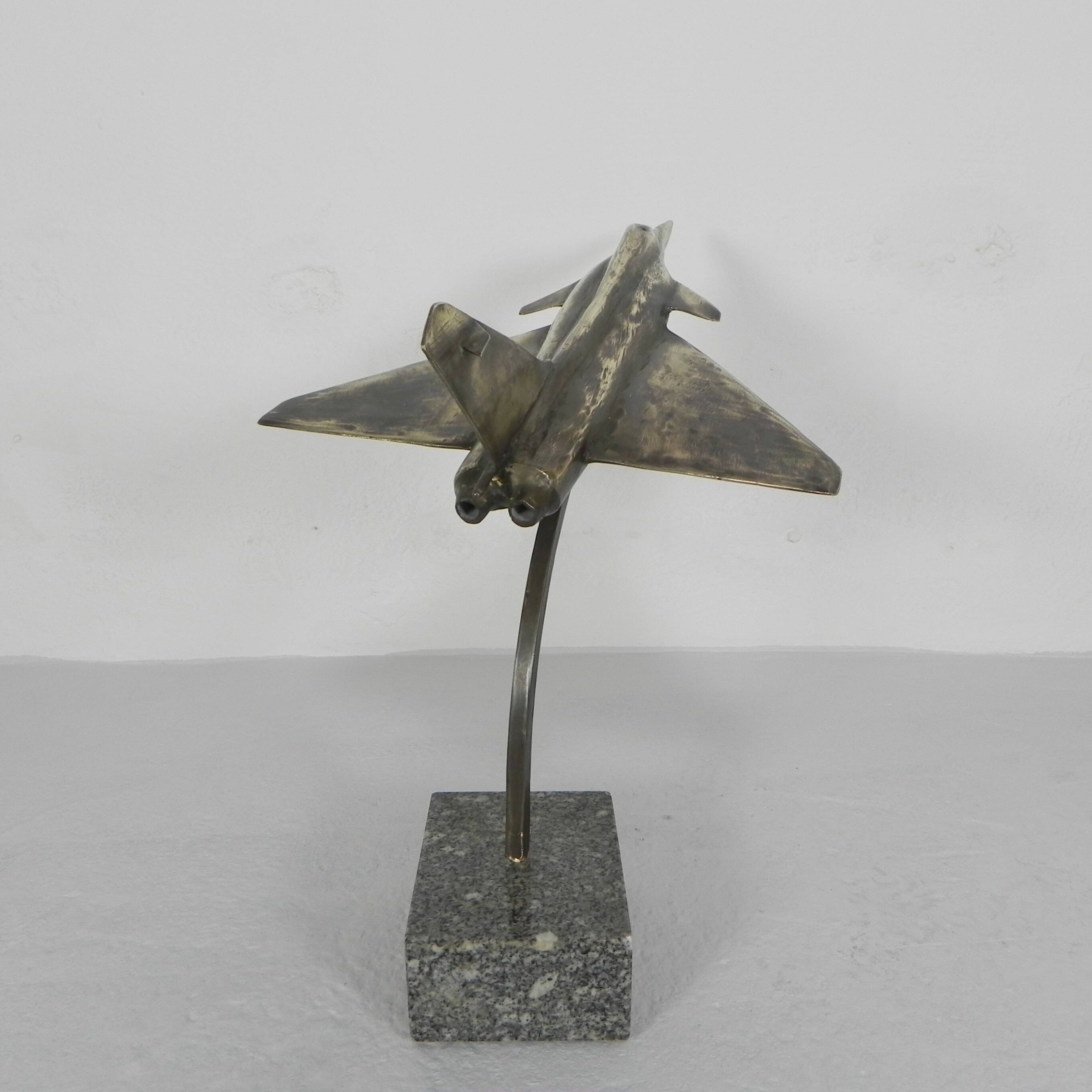 Sculpture en laiton d'un avion de chasse par François Melin
