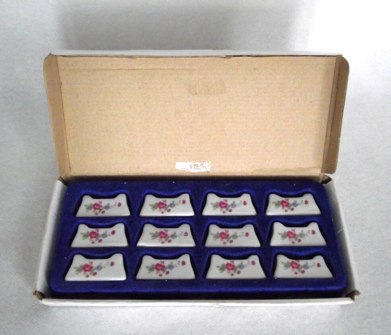 Set of 12 vintage cutlery in French porcelain with a lovely floral decoration 4430