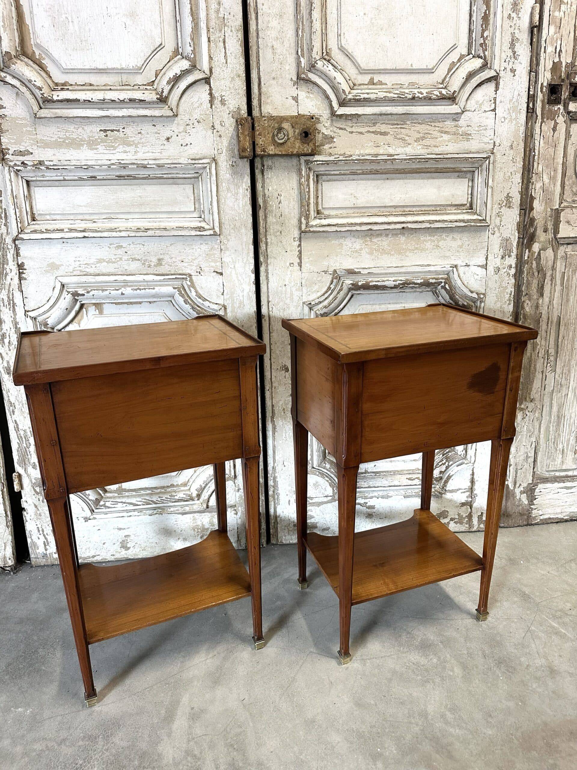 Paire de chevets de style Directoire en merisier, 20e siècle