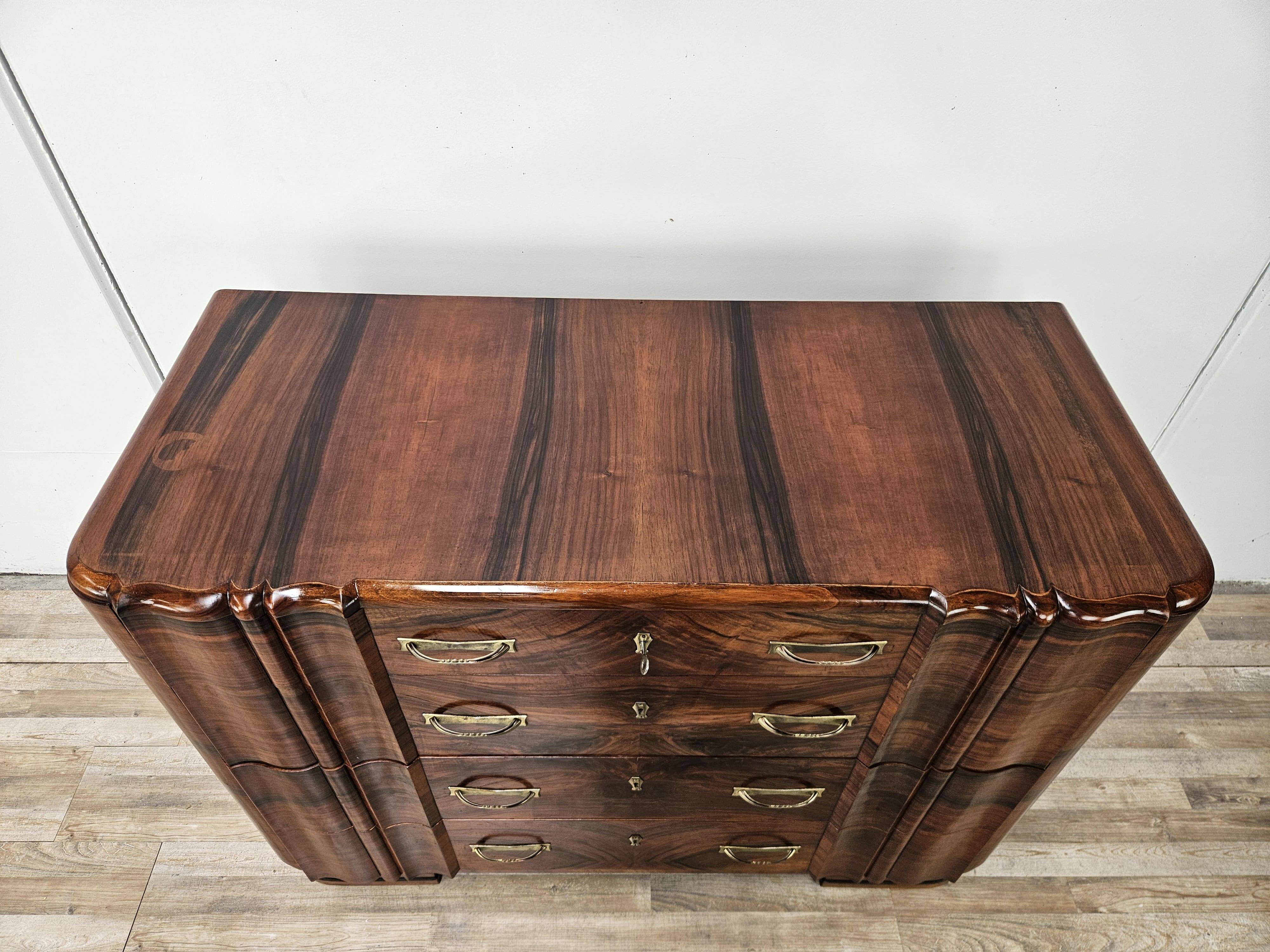 Commode en noyer avec 4 tiroirs et poignées en laiton, années 1940
