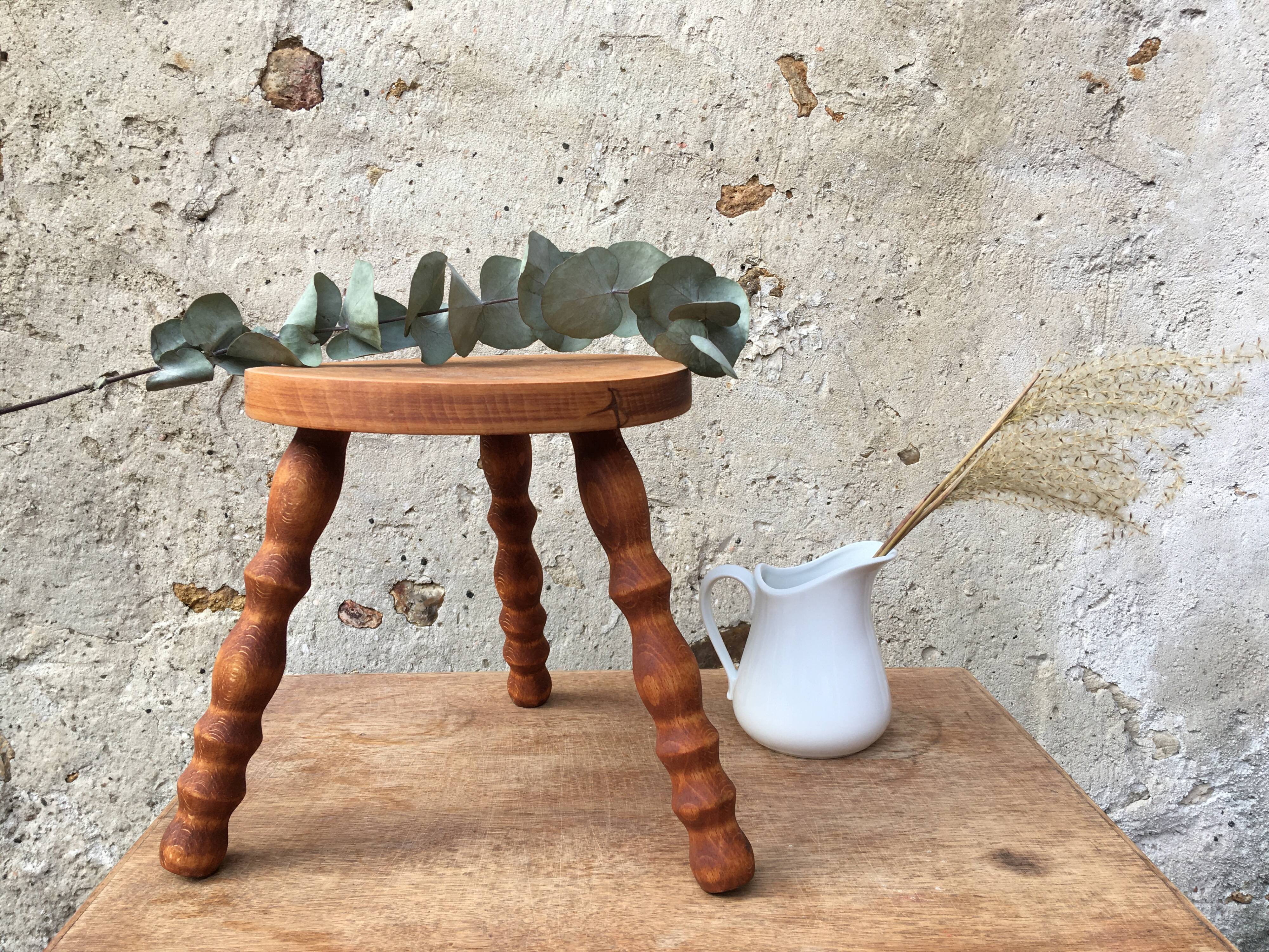 Tabouret de ferme tripode en bois tourné