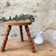 Tabouret de ferme tripode en bois tourné
