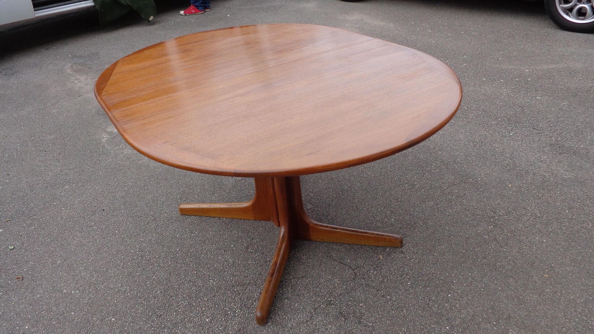 Dark baumann table