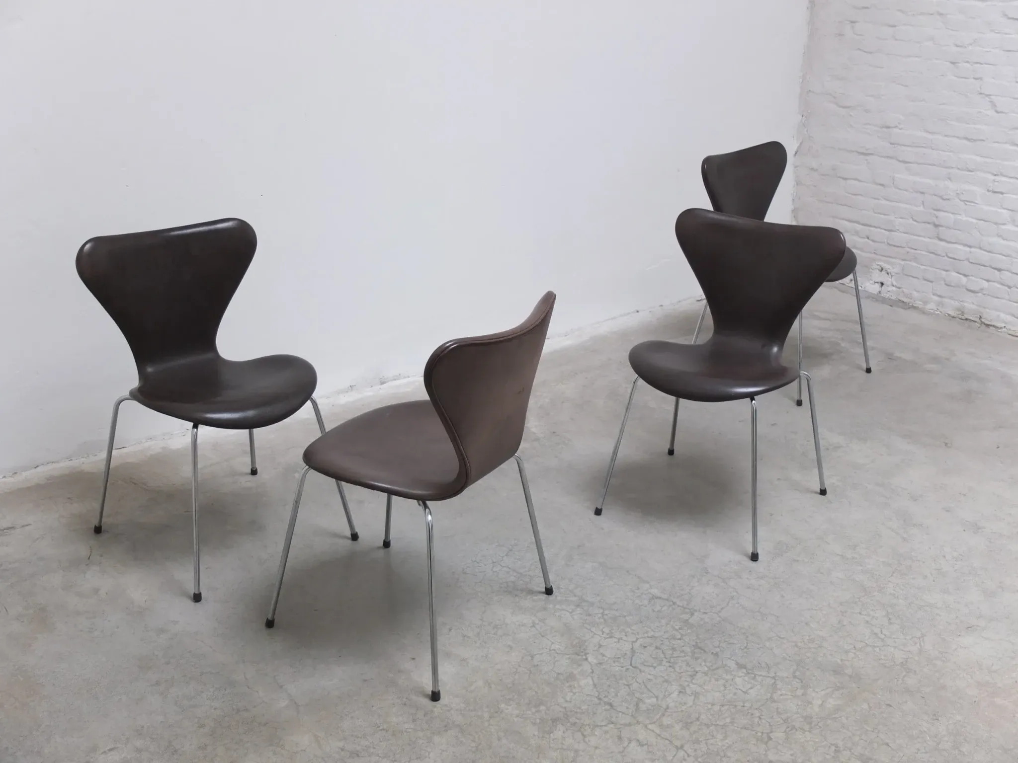 Set of 4 'Series 7' chairs in leather by Arne Jacobsen for Fritz Hansen, 1955
