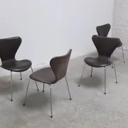 Set of 4 'Series 7' chairs in leather by Arne Jacobsen for Fritz Hansen, 1955